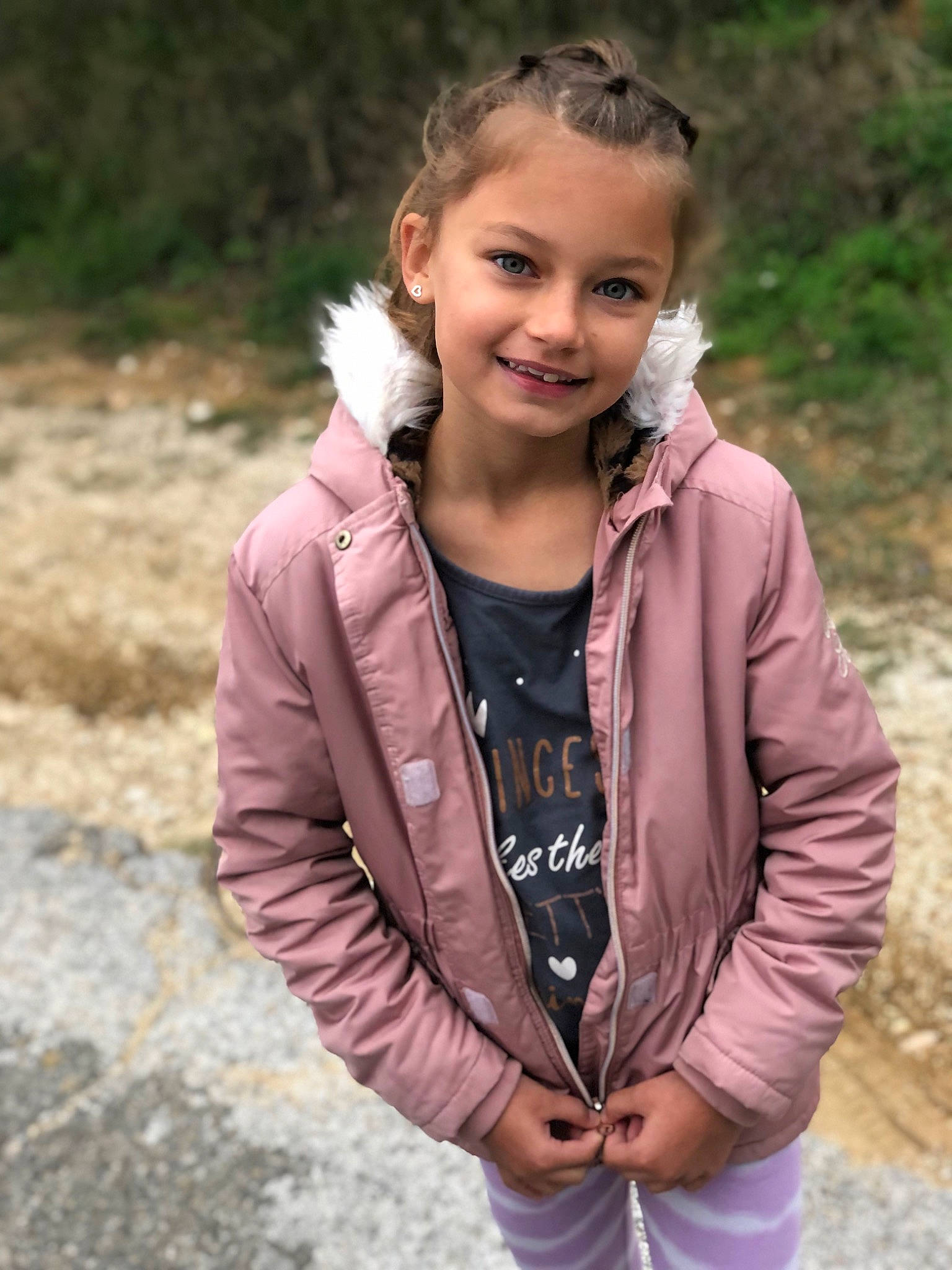 Anaïs a rejoint le concours — aidez-le/la à gagner de superbes lots ! clothing, cool, face, flash_photography, grass, hair, happy, head, jacket, jewellery, joy, leaf, lip, long_hair, neck, necklace, outerwear, people_in_nature, person, plant