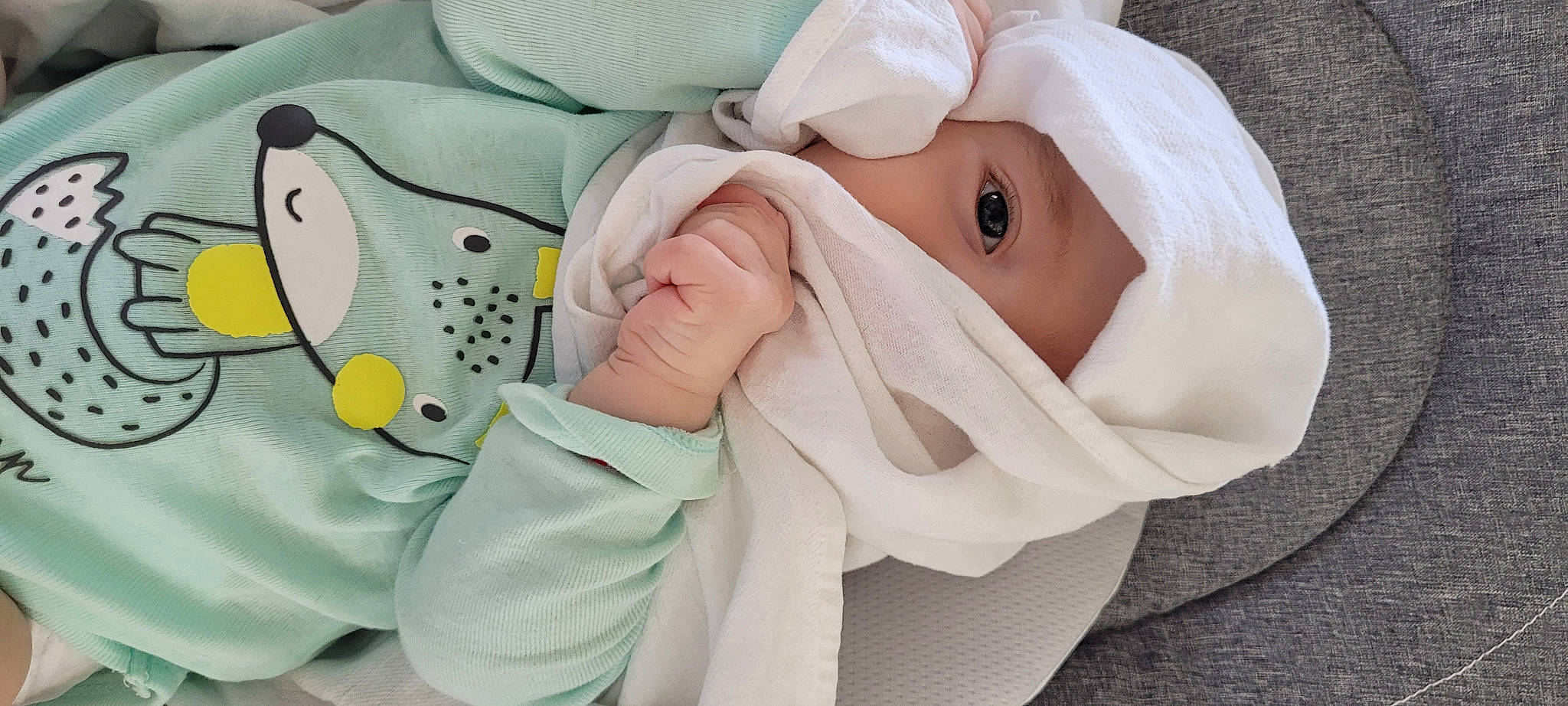 Adrien participe au concours pour gagner de l'argent avec cette photo : baby, baby_products, baby_safety, baby_sleeping, baby_toddler_clothing, bow_tie, cap, child, comfort, fashion_accessory, hand, happy, hat, headgear, linens, outerwear, peach, skin, sleeve, toddler