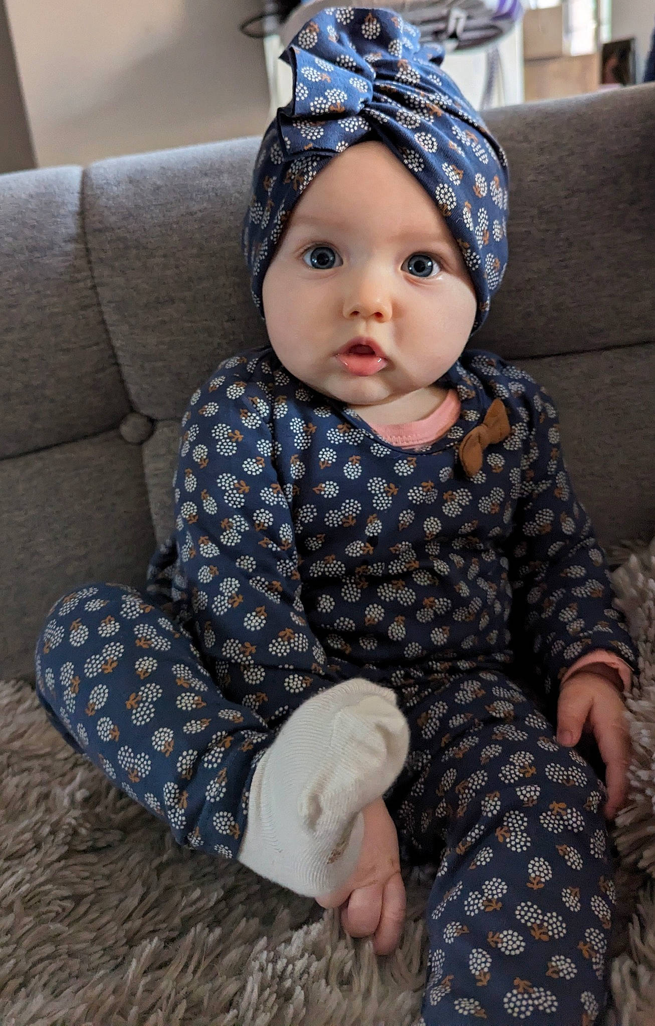 Cerise participe au concours pour gagner de l'argent avec cette photo : baby, baby_toddler_clothing, beanie, cap, child, clothing, comfort, costume_hat, couch, electric_blue, fashion_accessory, headgear, headwear, knit_cap, pattern, person, portrait_photography, sitting, sleeve, toddler