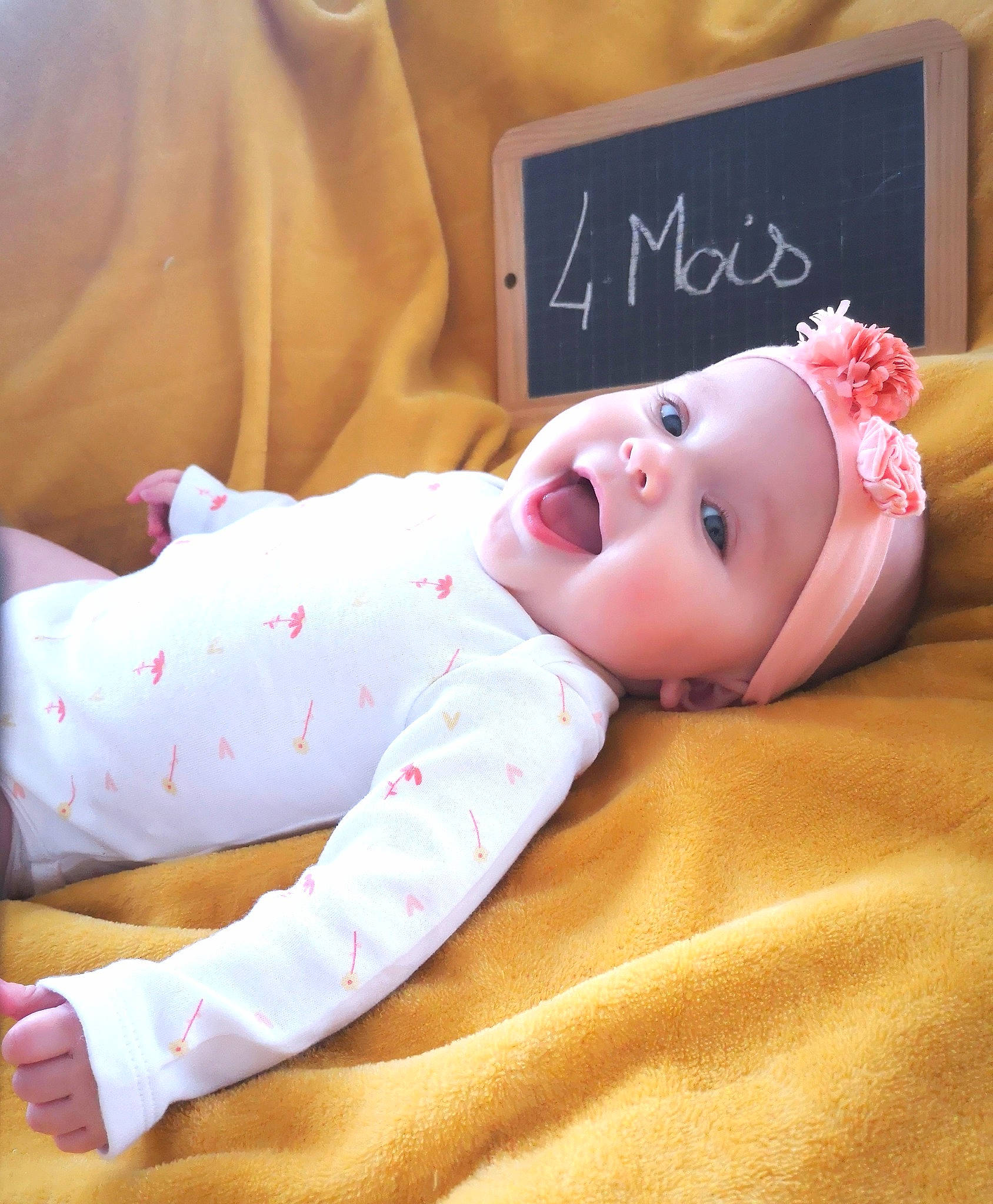 Alice a rejoint le concours — aidez-le/la à gagner de superbes lots ! baby, baby_toddler_clothing, comfort, dress, eyelash, flooring, foot, happy, hat, head, headgear, headpiece, headwear, human_body, leg, lip, person, pink, skin, sleeve