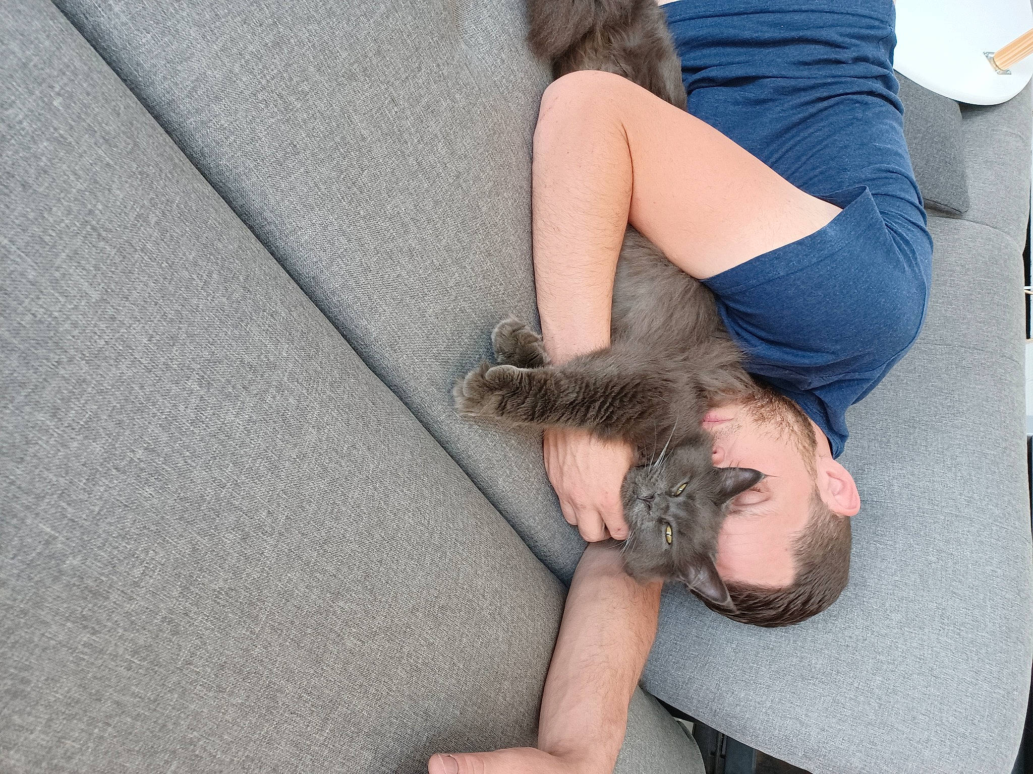 Nina participe au concours pour gagner de l'argent avec cette photo : abdomen, beard, chest, comfort, elbow, foot, gesture, glasses, grey, human_leg, joint, knee, leg, neck, sunglasses, t_shirt, thigh, trunk, waist, wrist