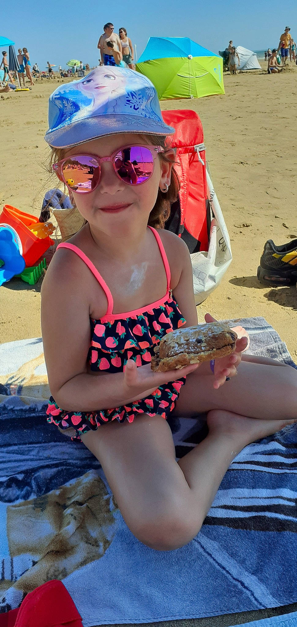 Enola a rejoint le concours — aidez-le/la à gagner de superbes lots ! bikini, clothing, eyewear, fashion_accessory, fun, glasses, hat, headgear, headwear, joy, leg, person, summer, sun_hat, sun_tanning, sunglasses, swimsuit_bottom, swimsuit_top, swimwear, vacation