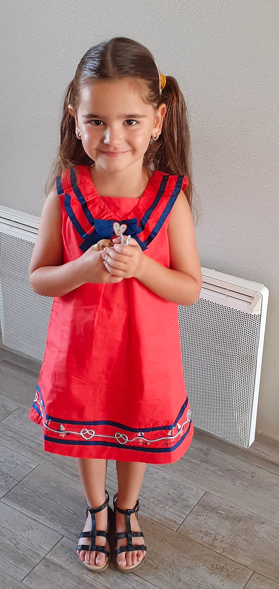 Enola a rejoint le concours — aidez-le/la à gagner de superbes lots ! child, child_model, clothing, dress, joy, neck, pattern, person, sleeve, toddler
