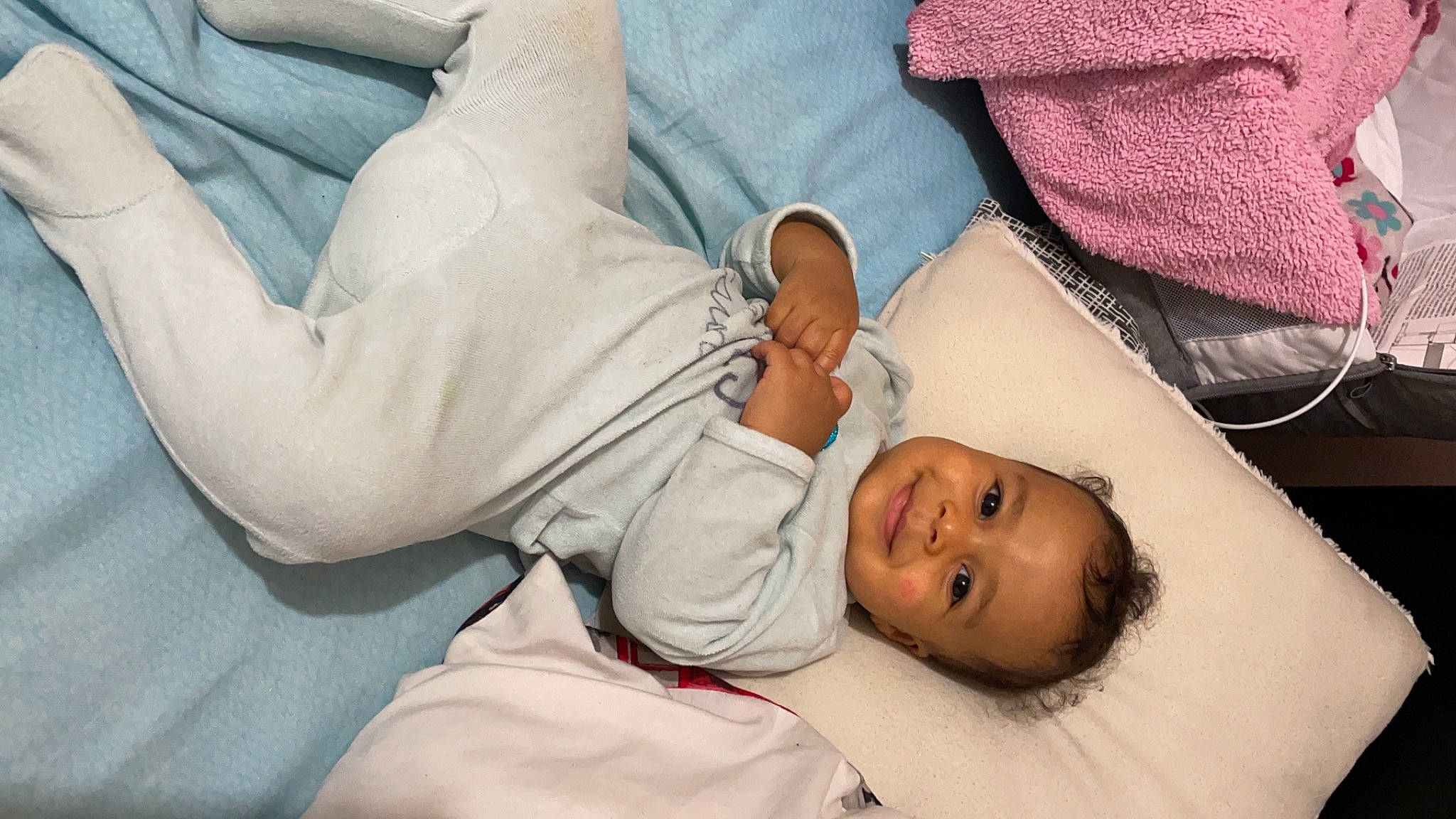 Neal a rejoint le concours — aidez-le/la à gagner de superbes lots ! abdomen, baby, cheek, child, comfort, elbow, finger, gesture, happy, joint, joy, knee, linens, person, room, skin, sleep, textile, thigh, thumb