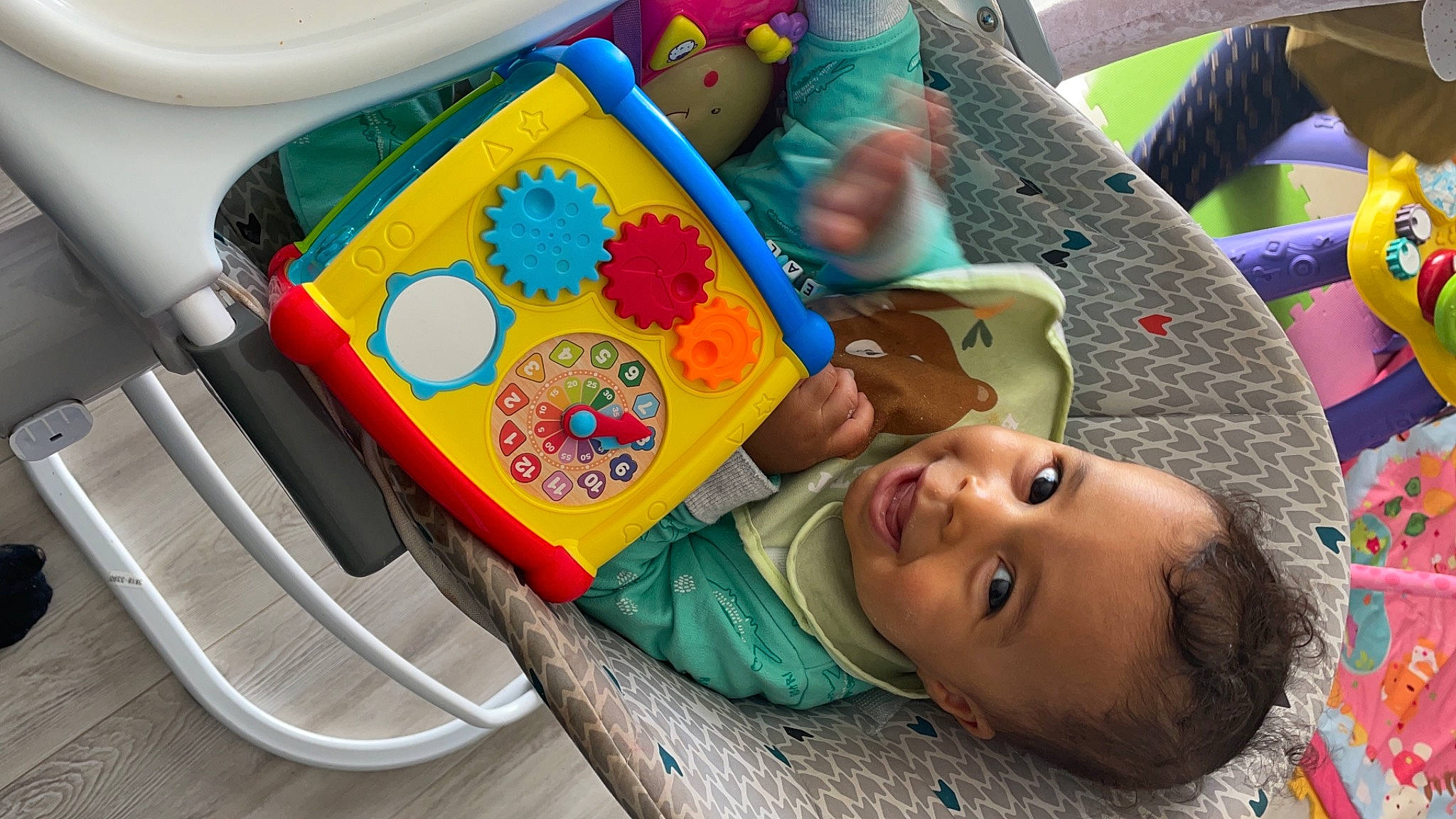Neal participe au concours pour gagner de l'argent avec cette photo : baby, baby_products, book, chair, child, fun, green, happy, joy, leisure, person, play, product, publication, reading, room, smile, table, toddler, vacation