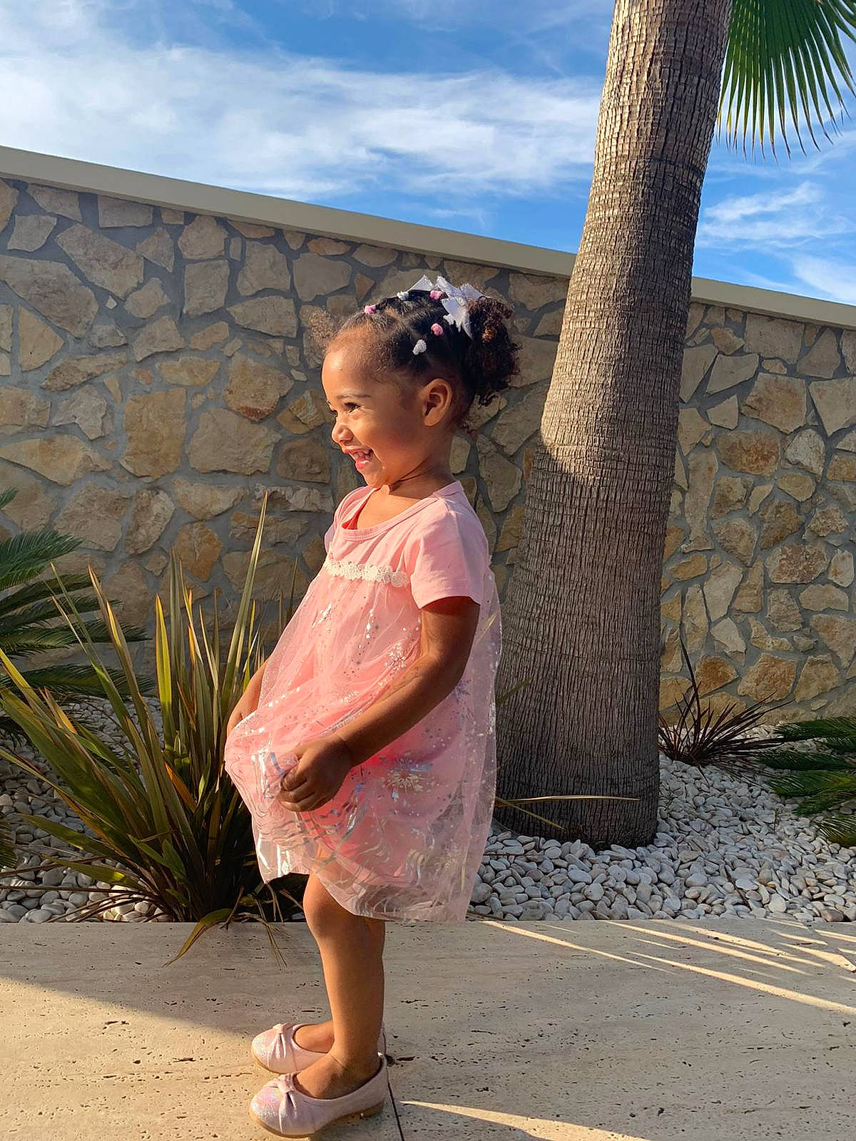 Inês participe au concours pour gagner de l'argent avec cette photo : adaptation, arecales, cloud, fawn, fun, grass, happy, head, joy, leg, leisure, people_in_nature, person, plant, sandal, sky, summer, toddler, tree, trunk