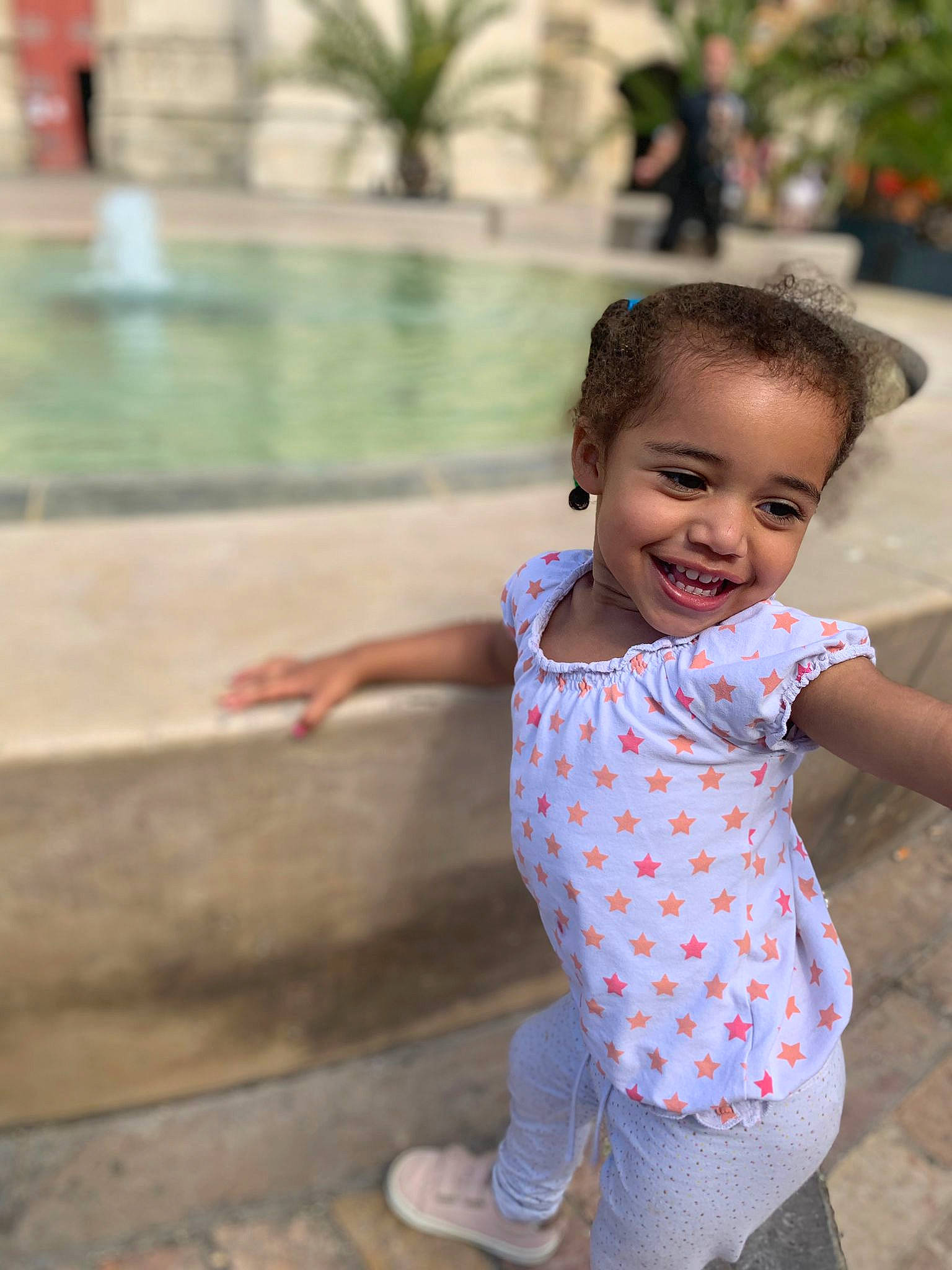 Inês a rejoint le concours — aidez-le/la à gagner de superbes lots ! baby_toddler_clothing, child, flip_flops, foot, fun, grass, happy, joy, leisure, pattern, person, recreation, sandal, sitting, skin, sleeve, smile, toddler, tree, trunk