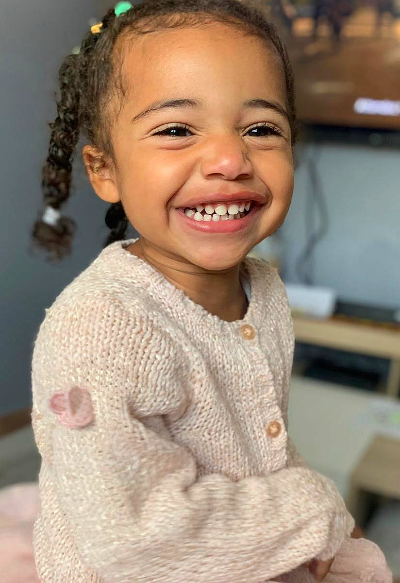 Inês participe au concours pour gagner de l'argent avec cette photo : baby_toddler_clothing, cheek, chin, eye, eyebrow, eyelash, face, flash_photography, forehead, hair, happy, head, iris, joy, lip, nose, organ, person, skin, sleeve