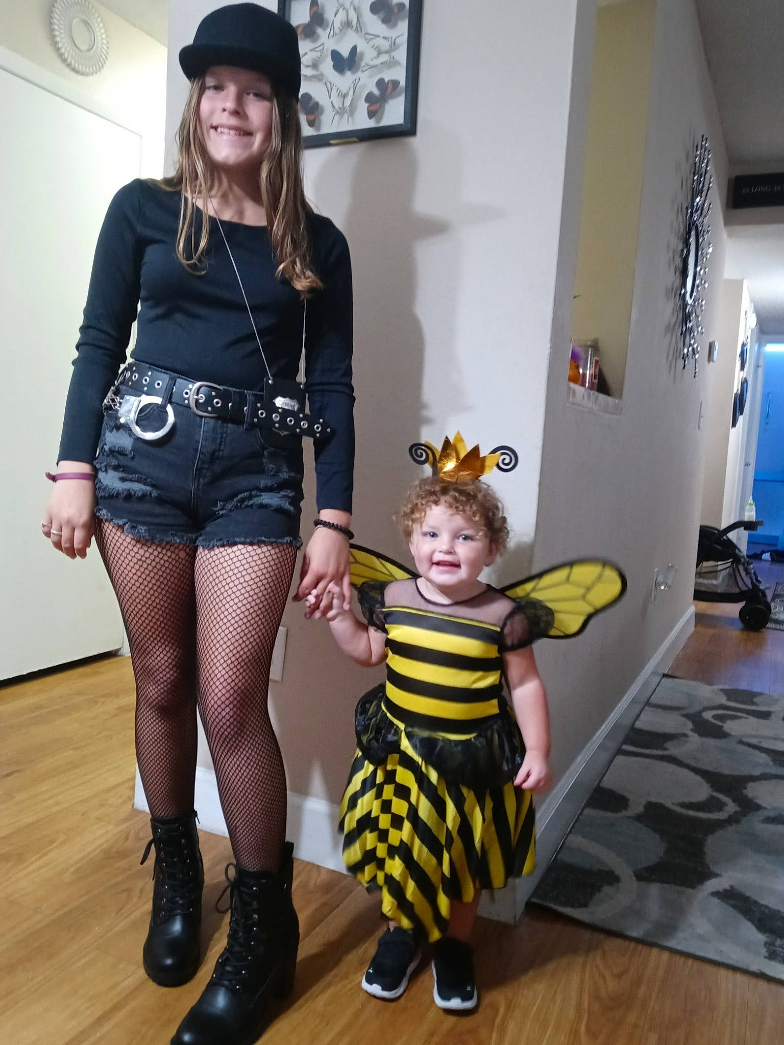 Rihanna is registered to the contest to win money with this photo: boot, event, eyewear, fashion, fashion_design, fedora, flooring, fun, hat, headwear, jewellery, joy, knee, leg, person, sandal, shoe, shoulder, smile, standing