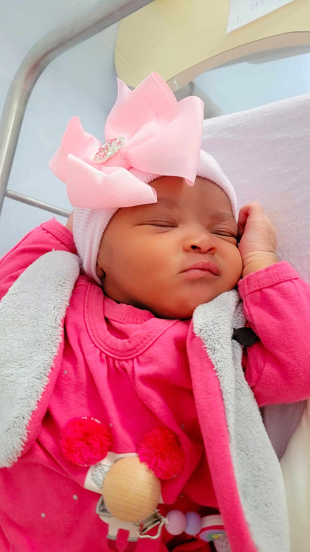 Aïda participe au concours pour gagner de l'argent avec cette photo : baby, sleeping, pink_clothing, headwear, bow, toy, blanket, cozy, child, infant, cute, peaceful, closeup, face, hand, soft_texture, indoors, portrait, rest, adorable