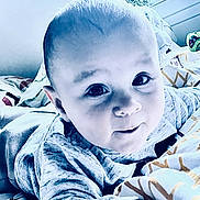 Victor participe au concours pour gagner de l'argent avec cette photo : baby, infant, child, face, eyes, smile, blanket, bedding, bed, window, indoor, close_up, portrait, cute, clothing, crawling, head, playful, soft_light, patterned_sheet