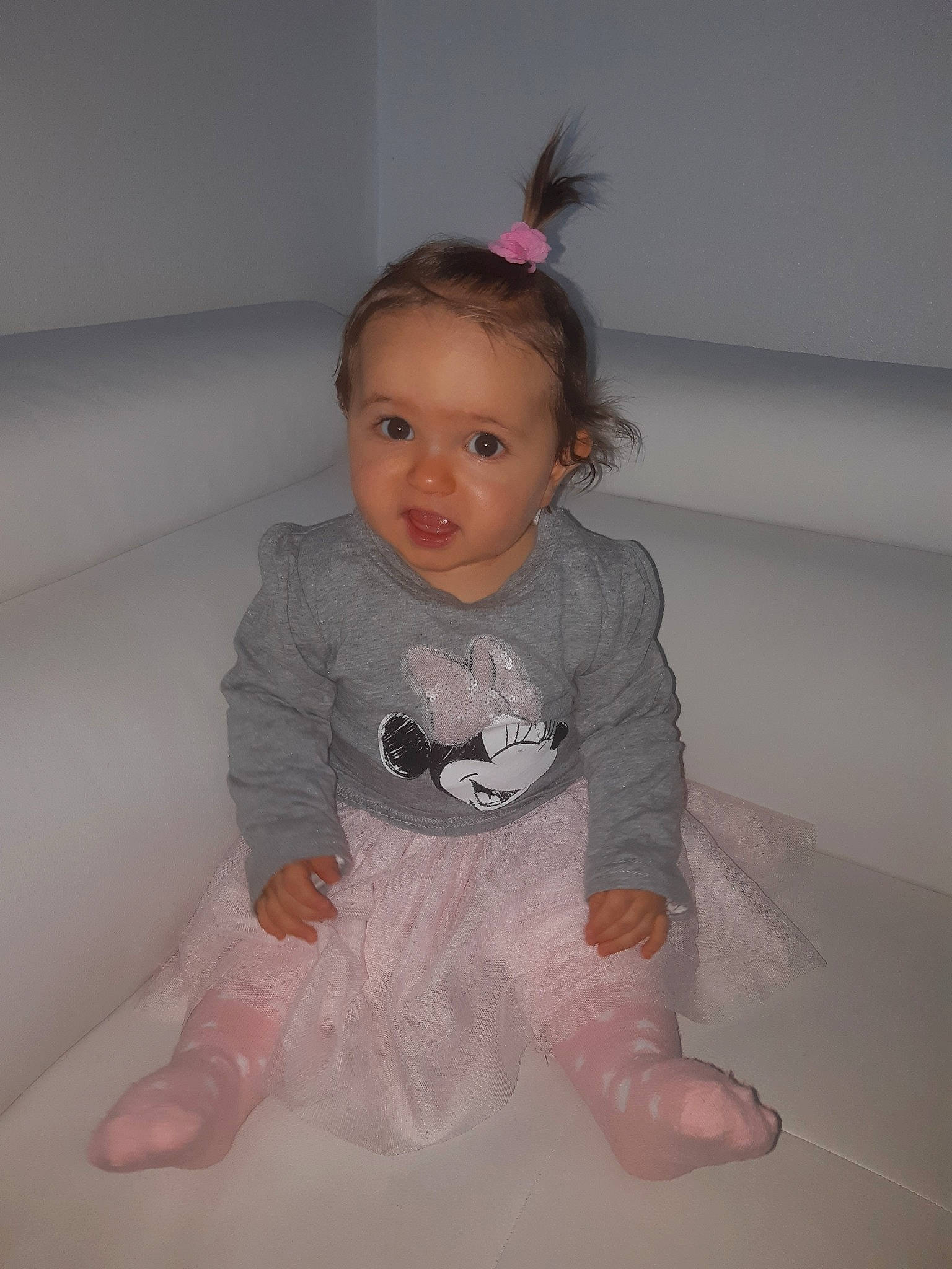 Lilou participe au concours pour gagner de l'argent avec cette photo : child, eye, fun, girl, hair, hand, infant, iris, leg, person, pink, product, skin, smile, standing, textile, toddler, white