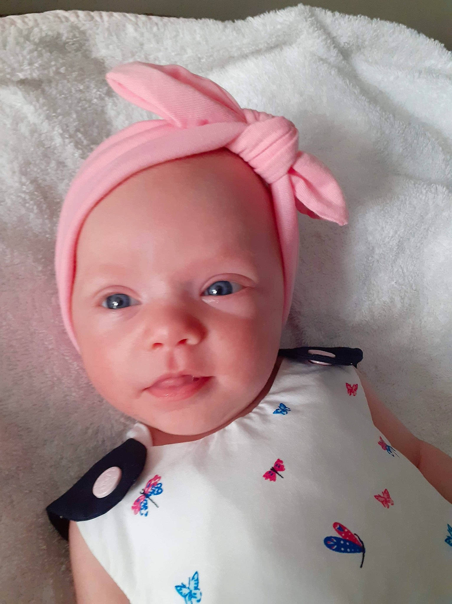 Mya participe au concours pour gagner de l'argent avec cette photo : baby, baby_toddler_clothing, cheek, child, ear, eye, face, fashion_accessory, hair_accessory, head, headgear, headwear, lip, organ, person, pink, skin, toddler