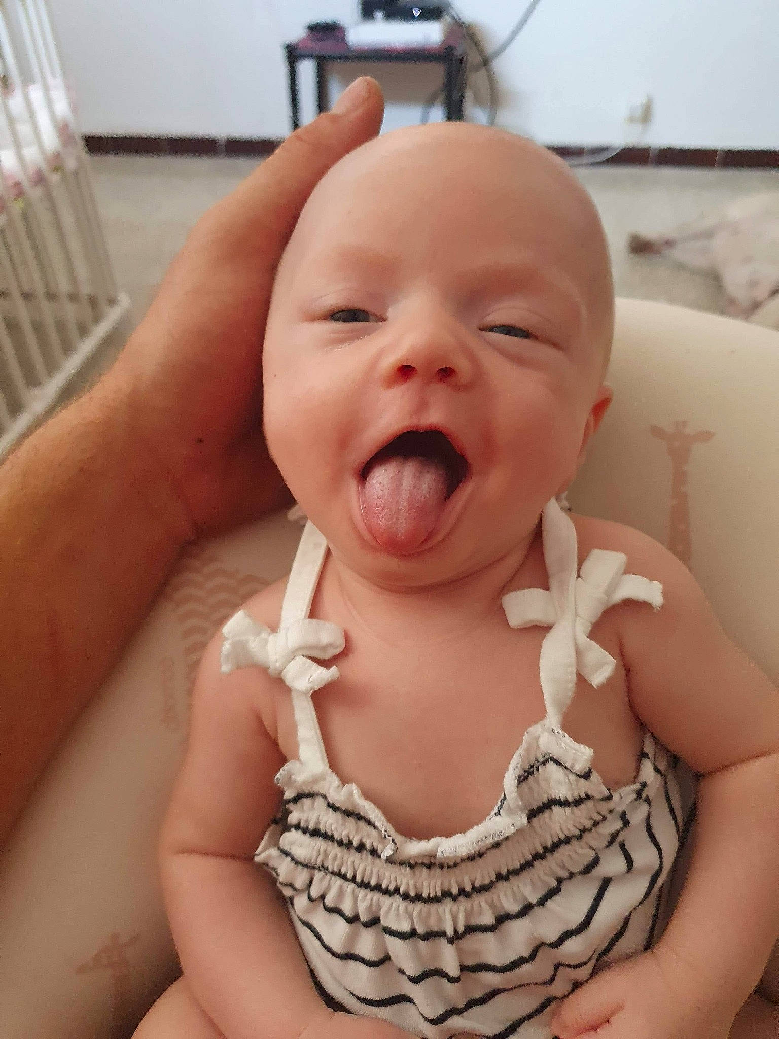 Mya participe au concours pour gagner de l'argent avec cette photo : baby, baby_making_funny_faces, child, face, facial_expression, hand, mouth, person, skin, smile, toddler, yawn