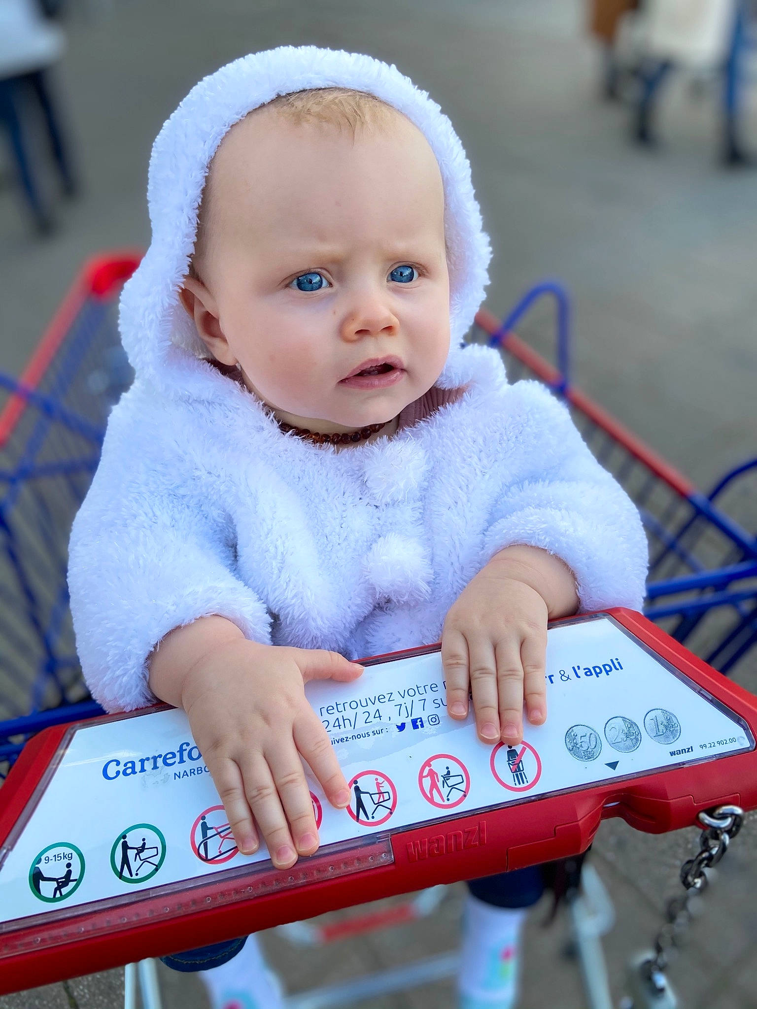 Jêyne a rejoint le concours — aidez-le/la à gagner de superbes lots ! baby, baby_carriage, baby_toddler_clothing, beauty, chair, cheek, child, electric_blue, facial_expression, fun, happy, iris, organ, person, red, sitting, skin, sleeve, textile, toddler