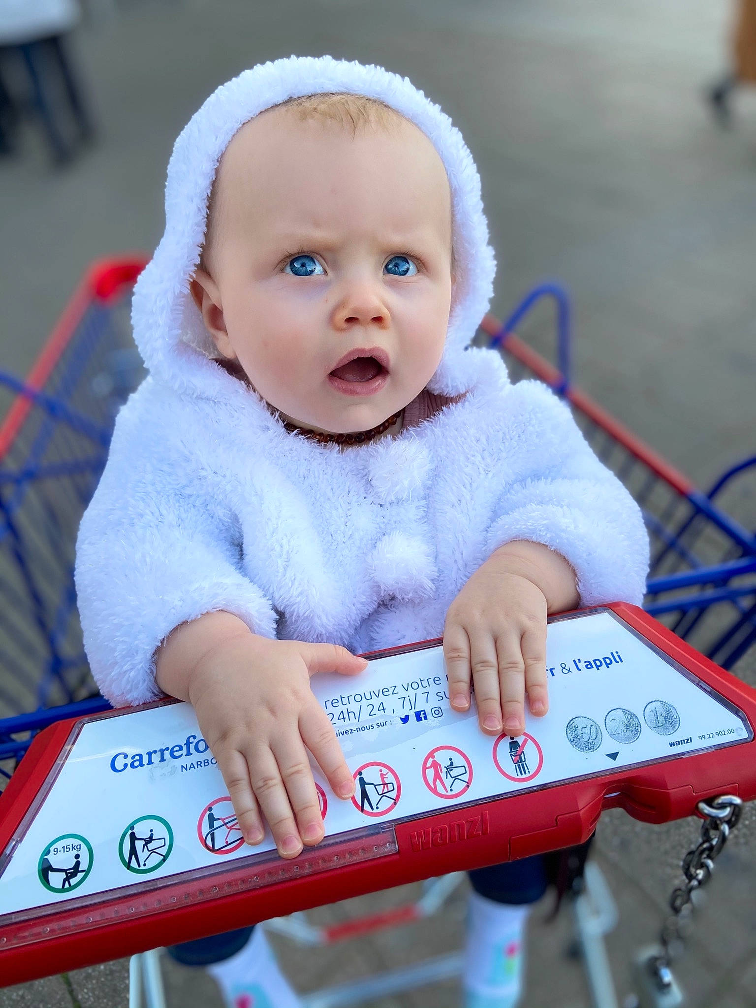Jêyne participe au concours pour gagner de l'argent avec cette photo : baby, baby_carriage, baby_playing_with_toys, baby_products, baby_toddler_clothing, beauty, cheek, child, electric_blue, facial_expression, flooring, fun, happy, human, person, red, sitting, skin, sleeve, surprise