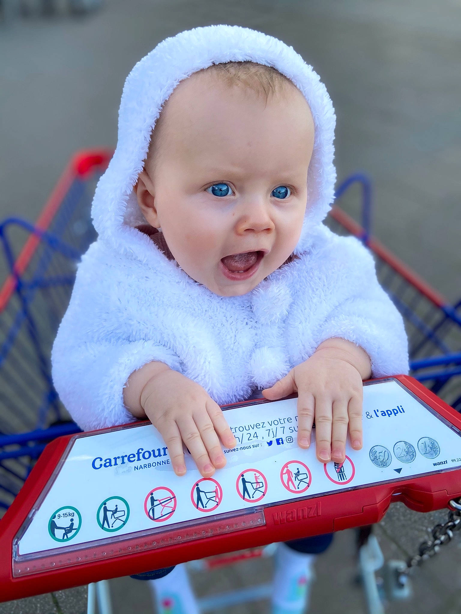 Jêyne a rejoint le concours — aidez-le/la à gagner de superbes lots ! baby, baby_carriage, baby_products, baby_toddler_clothing, beanie, carmine, cheek, child, electric_blue, facial_expression, fun, happy, lip, person, portrait_photography, red, sitting, skin, sleeve, smile