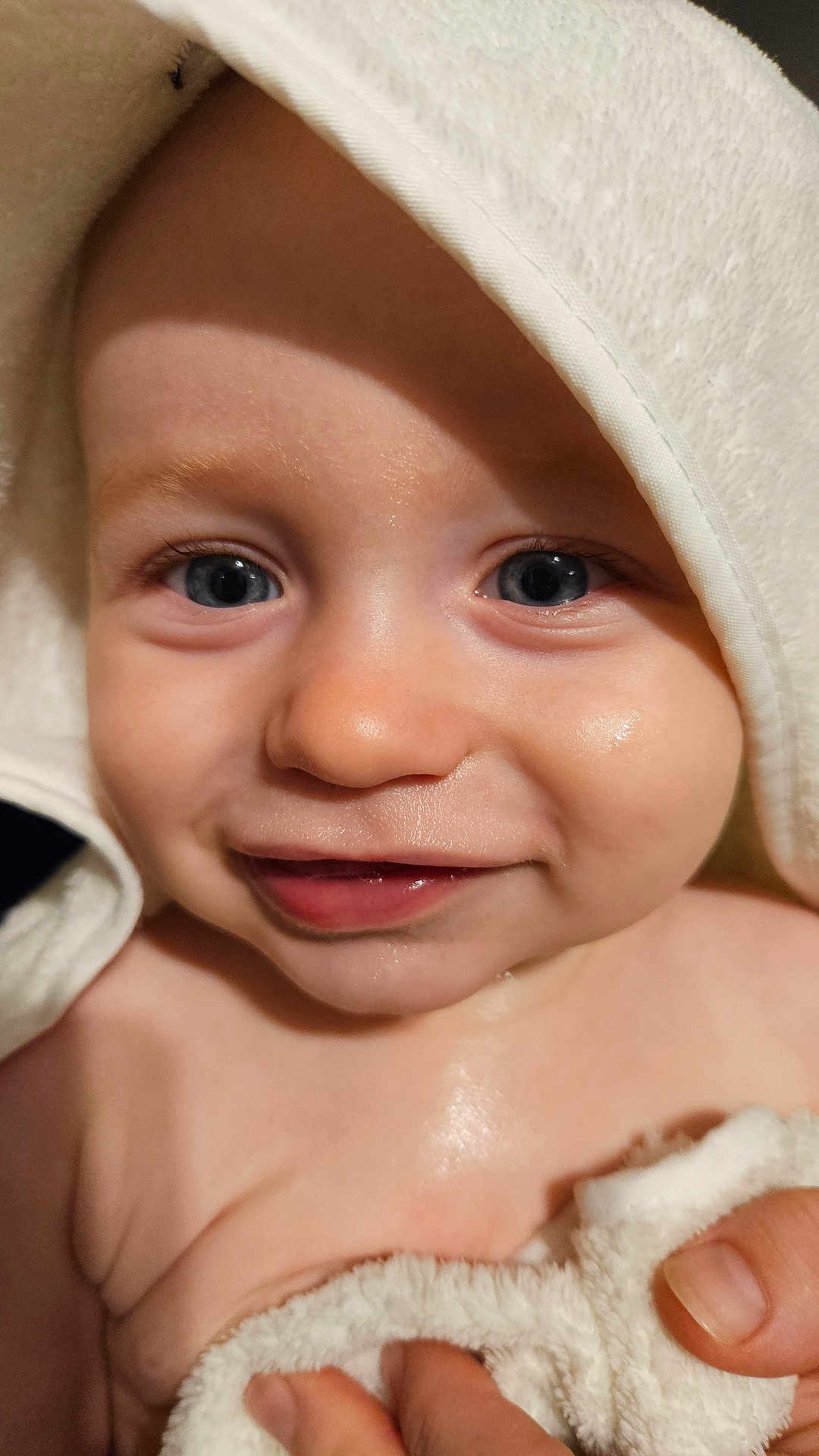 Anton participe au concours pour gagner de l'argent avec cette photo : baby, child, face, smile, blue_eyes, towel, skin, closeup, happy, cute, infant, portrait, hand, soft_texture, expression, newborn, adorable, person, human, warm