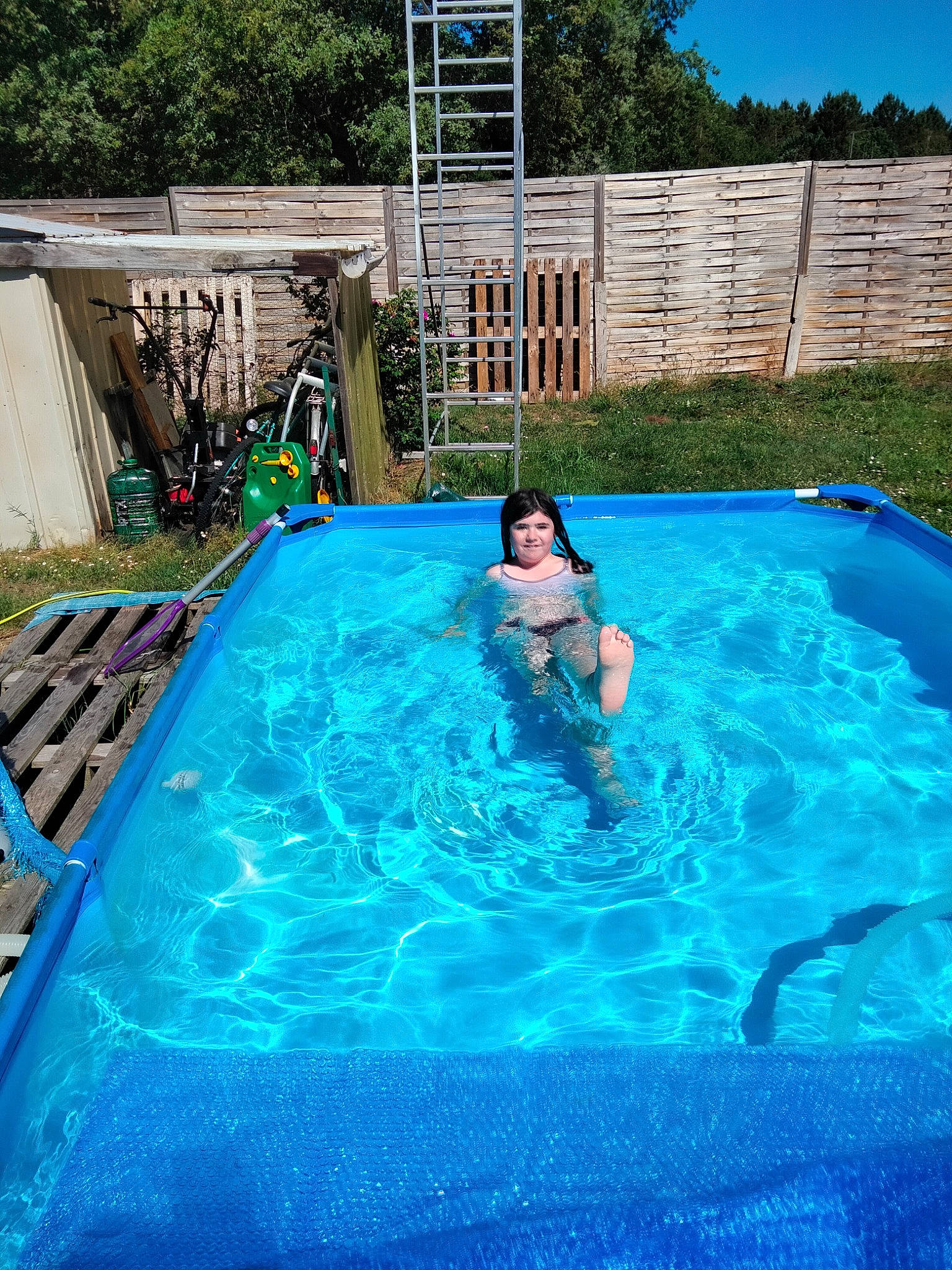 Gwenaëlle participe au concours pour gagner de l'argent avec cette photo : aqua, azure, bathing, blue, composite_material, electric_blue, fluid, fun, joy, leisure, liquid, nonbuilding_structure, outdoor_recreation, person, plant, play, recreation, rectangle, swimming_pool, tree