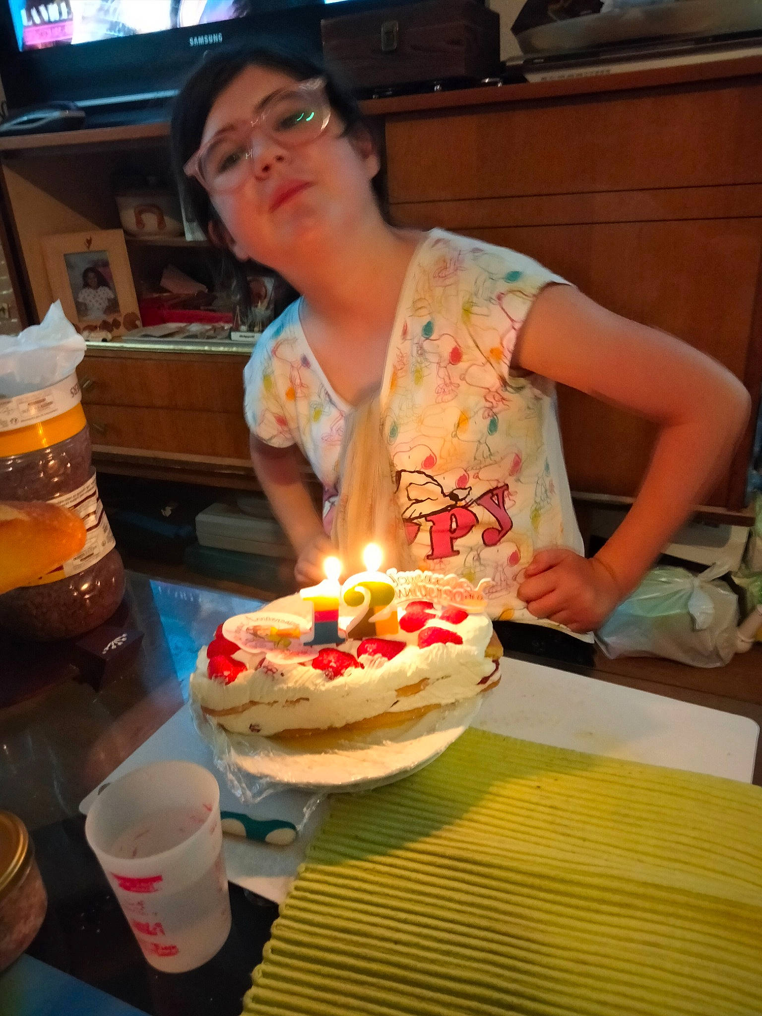 Gwenaëlle participe au concours pour gagner de l'argent avec cette photo : baked_goods, birthday, birthday_cake, birthday_candle, buttercream, cake, cake_decorating, cake_decorating_supply, candle, cuisine, dish, food, ingredient, orange, person, plate, sugar_cake, sugar_paste, table, tableware