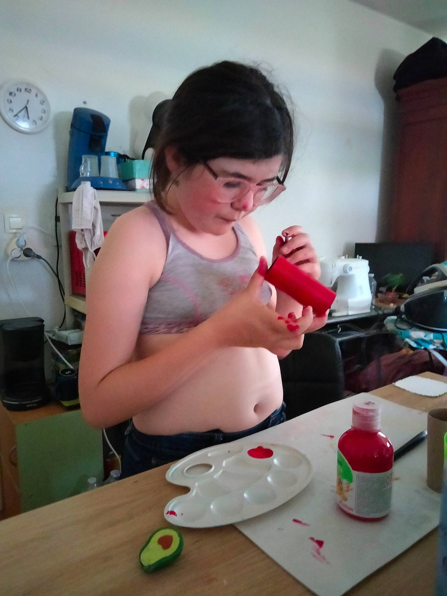 Gwenaëlle a rejoint le concours — aidez-le/la à gagner de superbes lots ! child, comfort_food, cooking, cup, drink, drinkware, eyewear, finger, homemaker, kitchen, kitchen_appliance, nail, person, plastic, plastic_bottle, plate, room, serveware, spoon, table