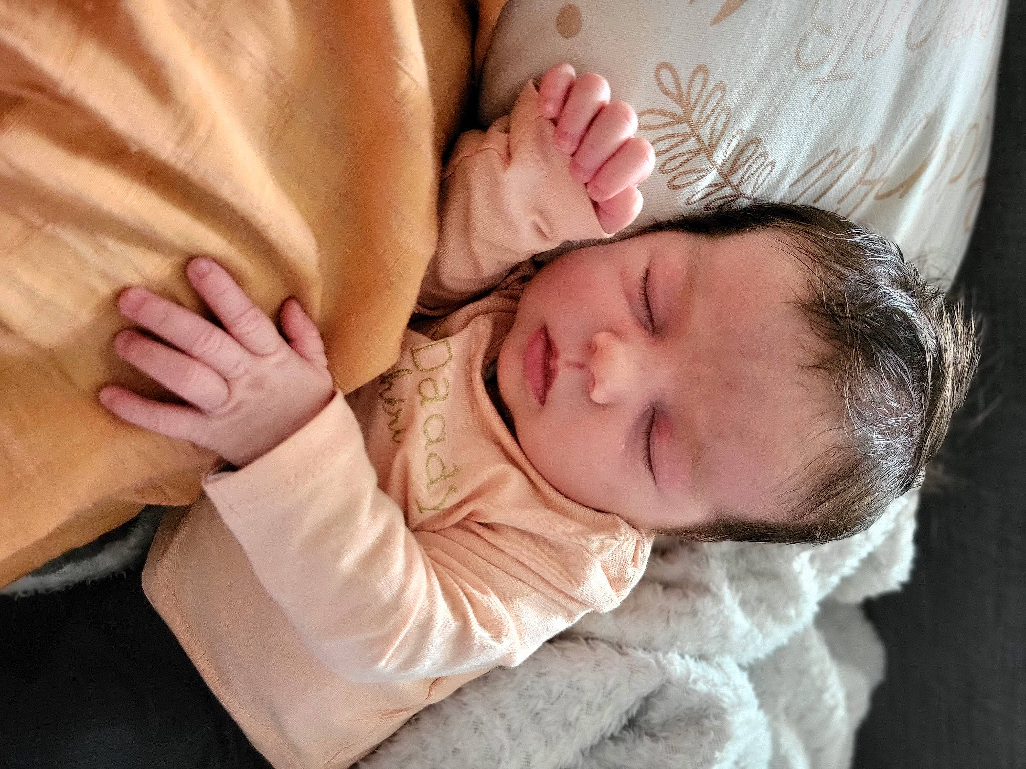 Maeline a rejoint le concours — aidez-le/la à gagner de superbes lots ! arm, baby, baby_toddler_clothing, cheek, child, comfort, eyelash, face, finger, gesture, hand, happy, nail, nose, person, skin, sleeve, thumb, toddler, tree