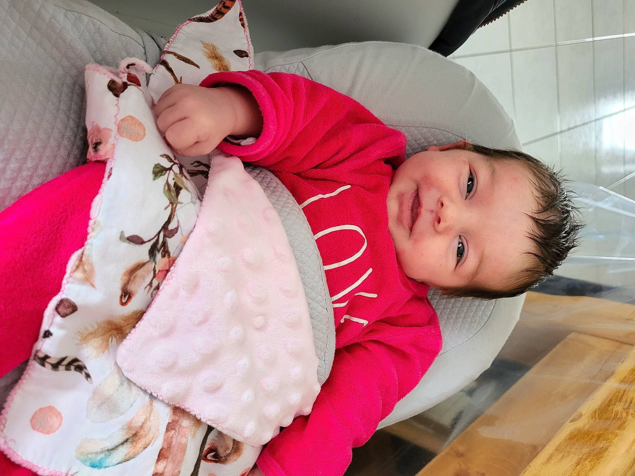 Maeline participe au concours pour gagner de l'argent avec cette photo : baby, baby_products, baby_toddler_clothing, child, comfort, fur, happy, hat, linens, magenta, mammal, pattern, person, pink, room, sitting, skin, sleeve, smile, toddler