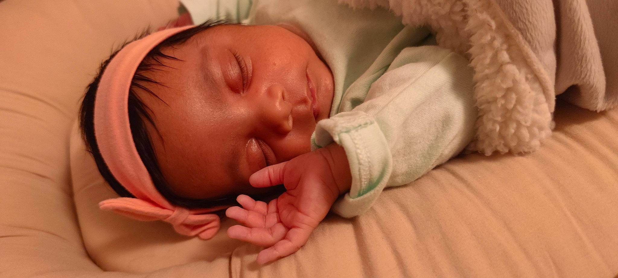 Aylie a rejoint le concours — aidez-le/la à gagner de superbes lots ! baby, cheek, child, chin, comfort, ear, facial_expression, finger, gesture, hand, human_body, mammal, mouth, nail, neck, nose, person, skin, textile, thumb