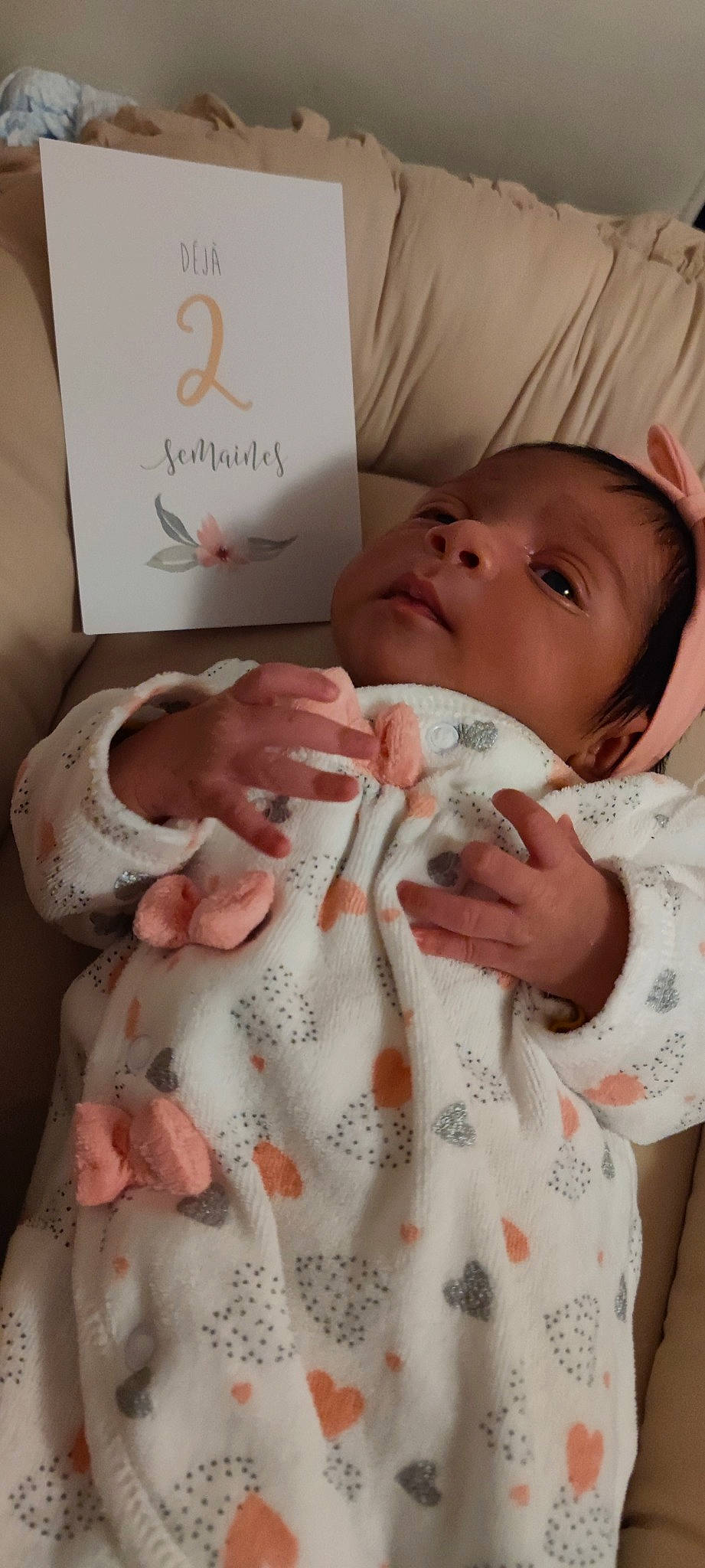 Aylie a rejoint le concours — aidez-le/la à gagner de superbes lots ! baby, baby_products, baby_toddler_clothing, beauty, cheek, child, comfort, drinkware, finger, gesture, linens, mammal, nail, person, pink, product, skin, textile, thumb, toddler