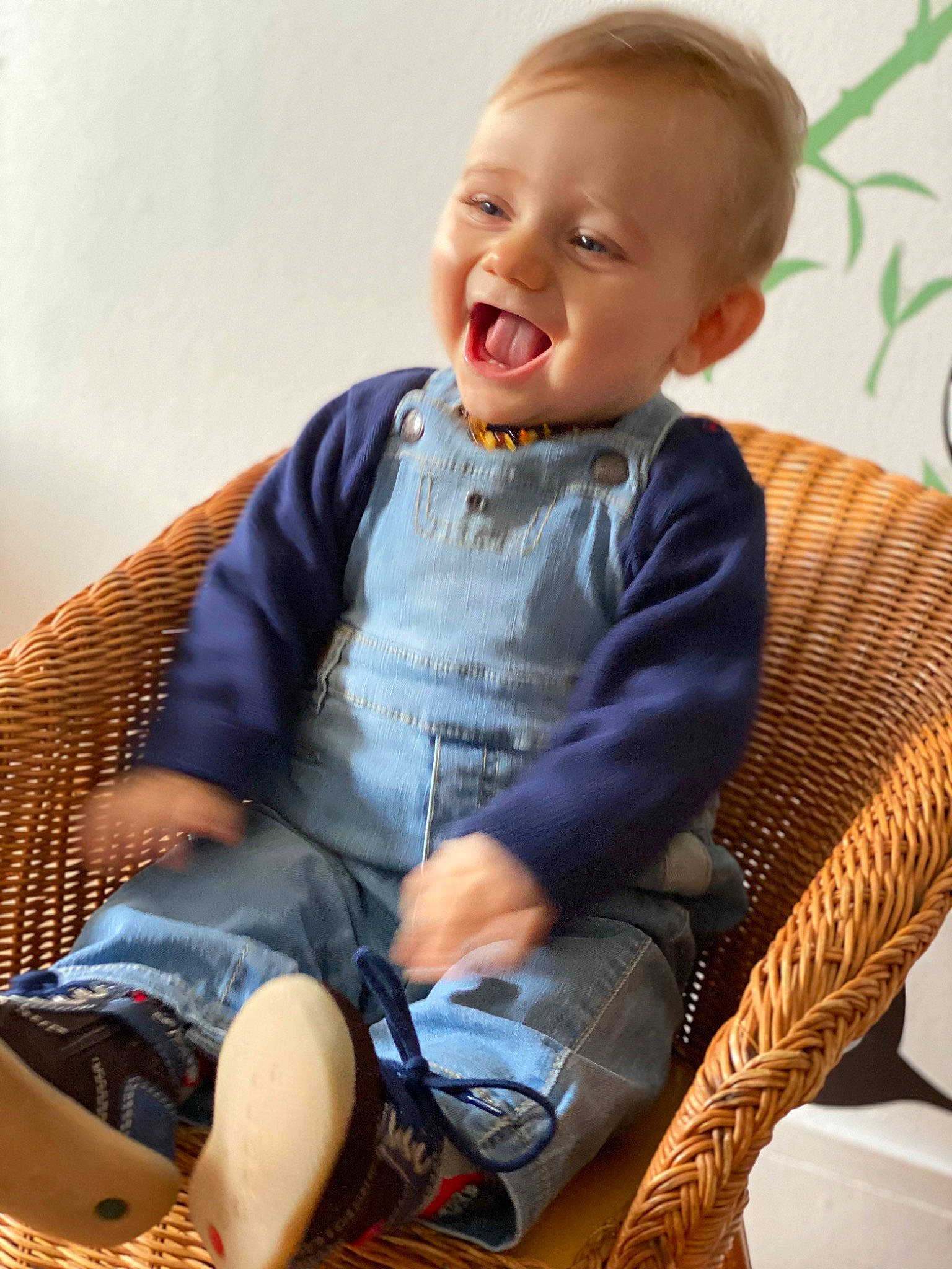 Hugo participe au concours pour gagner de l'argent avec cette photo : baby, baby_toddler_clothing, cheek, child, comfort, finger, happy, iris, joint, knee, neck, person, product, shoulder, skin, sleeve, smile, t_shirt, thigh, toddler