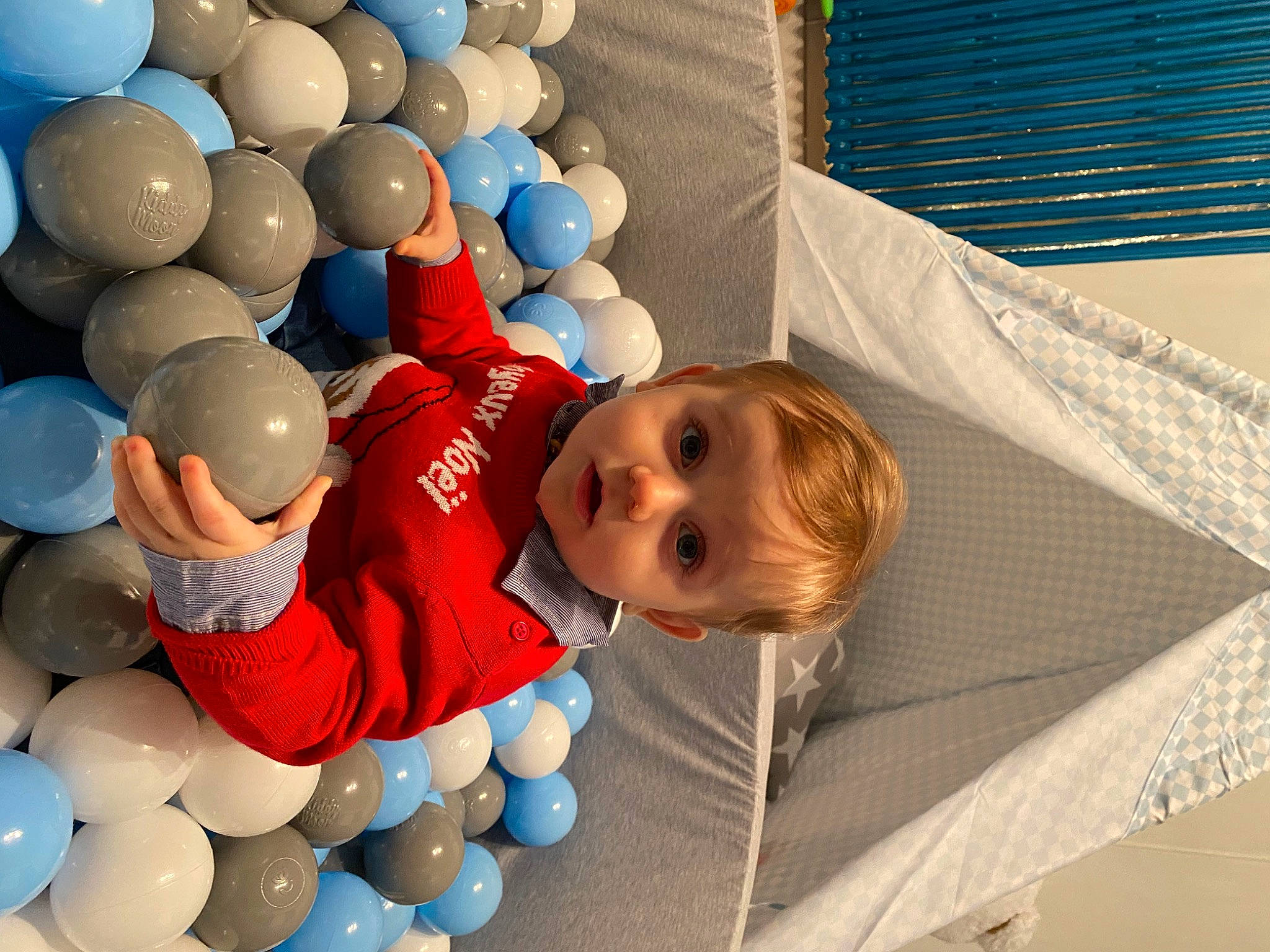 Hugo a rejoint le concours — aidez-le/la à gagner de superbes lots ! baby, baby_toddler_clothing, balloon, blue, child, comfort, electric_blue, event, face, fun, happy, leisure, organ, party_supply, person, play, product, smile, textile, toddler