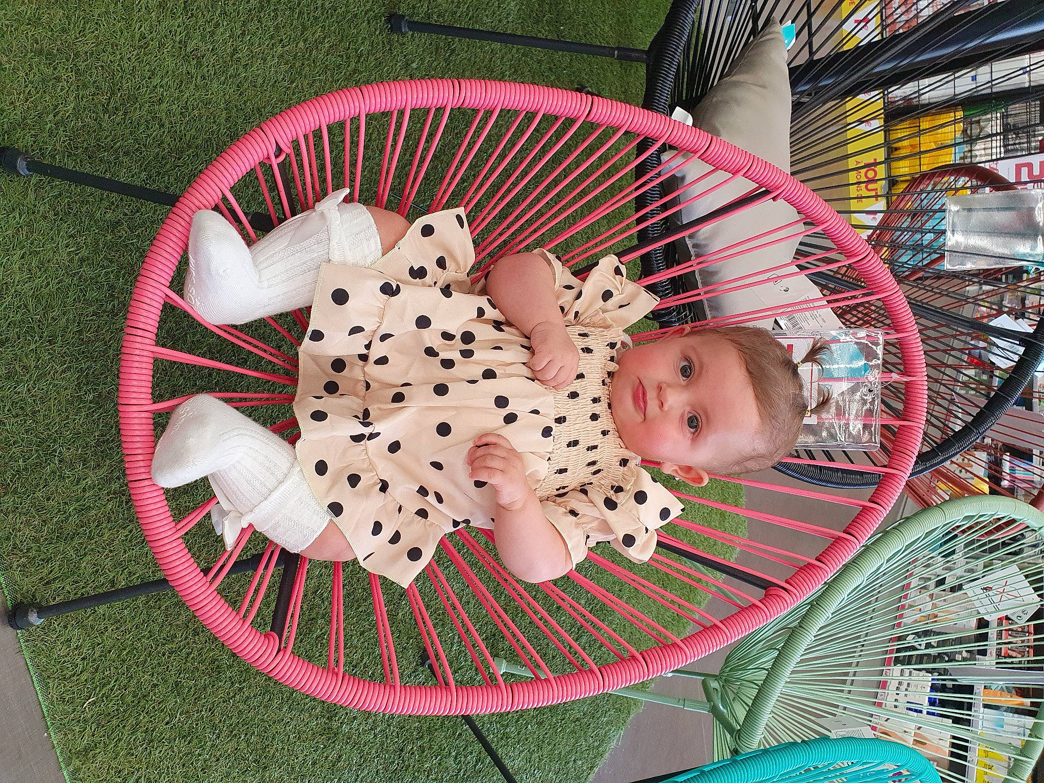 Dounia a rejoint le concours — aidez-le/la à gagner de superbes lots ! baby, baby_products, baby_toddler_clothing, baby_toys, cage, carmine, chair, child, circle, comfort_food, fashion_accessory, grass, linens, pattern, person, product, recreation, table, tableware, toddler