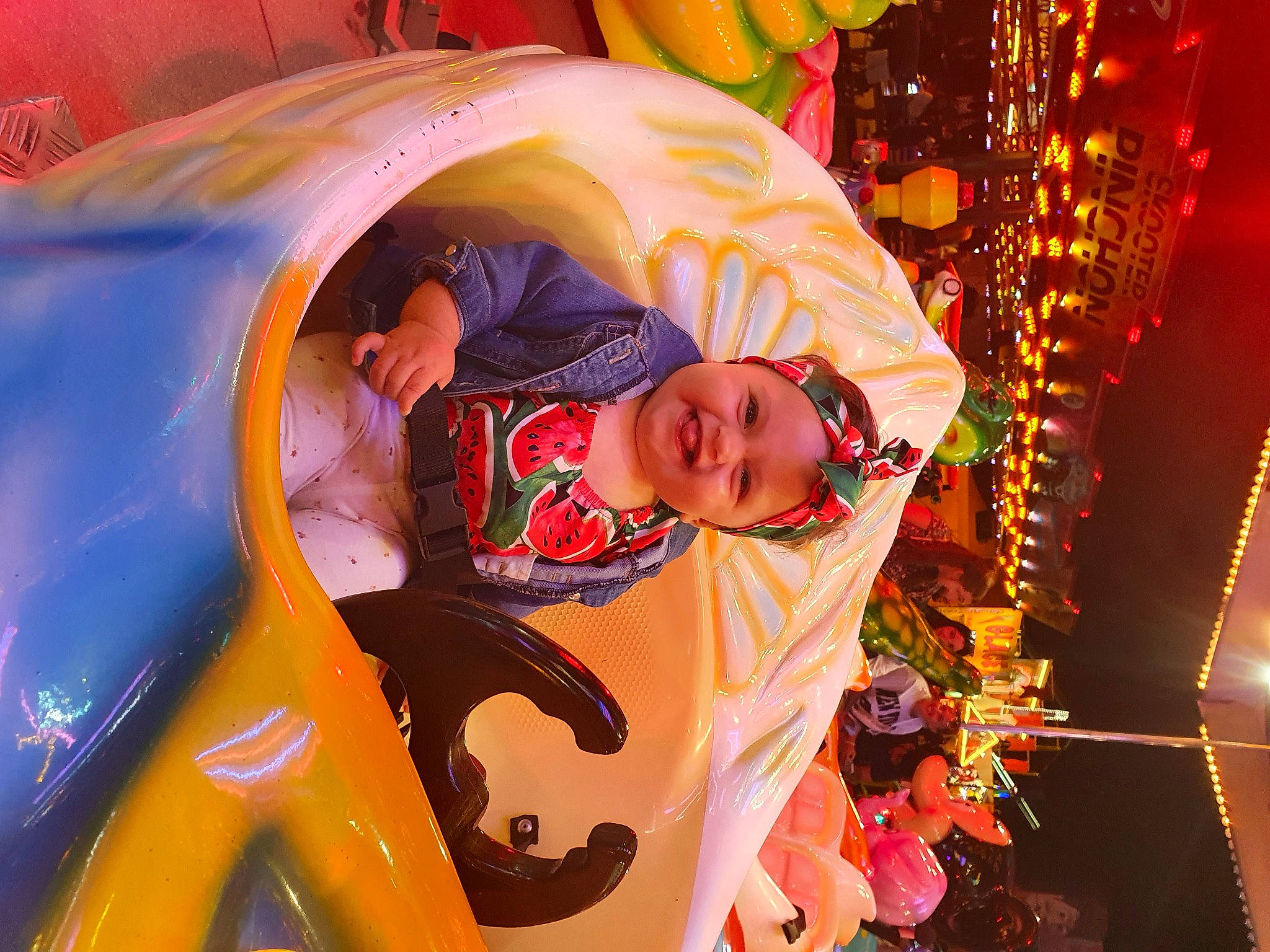 Dounia a rejoint le concours — aidez-le/la à gagner de superbes lots ! amusement_park, amusement_ride, art, child, chute, decoration, entertainment, event, festival, fun, happy, headwear, joy, leisure, magenta, orange, person, playground, recreation, smile