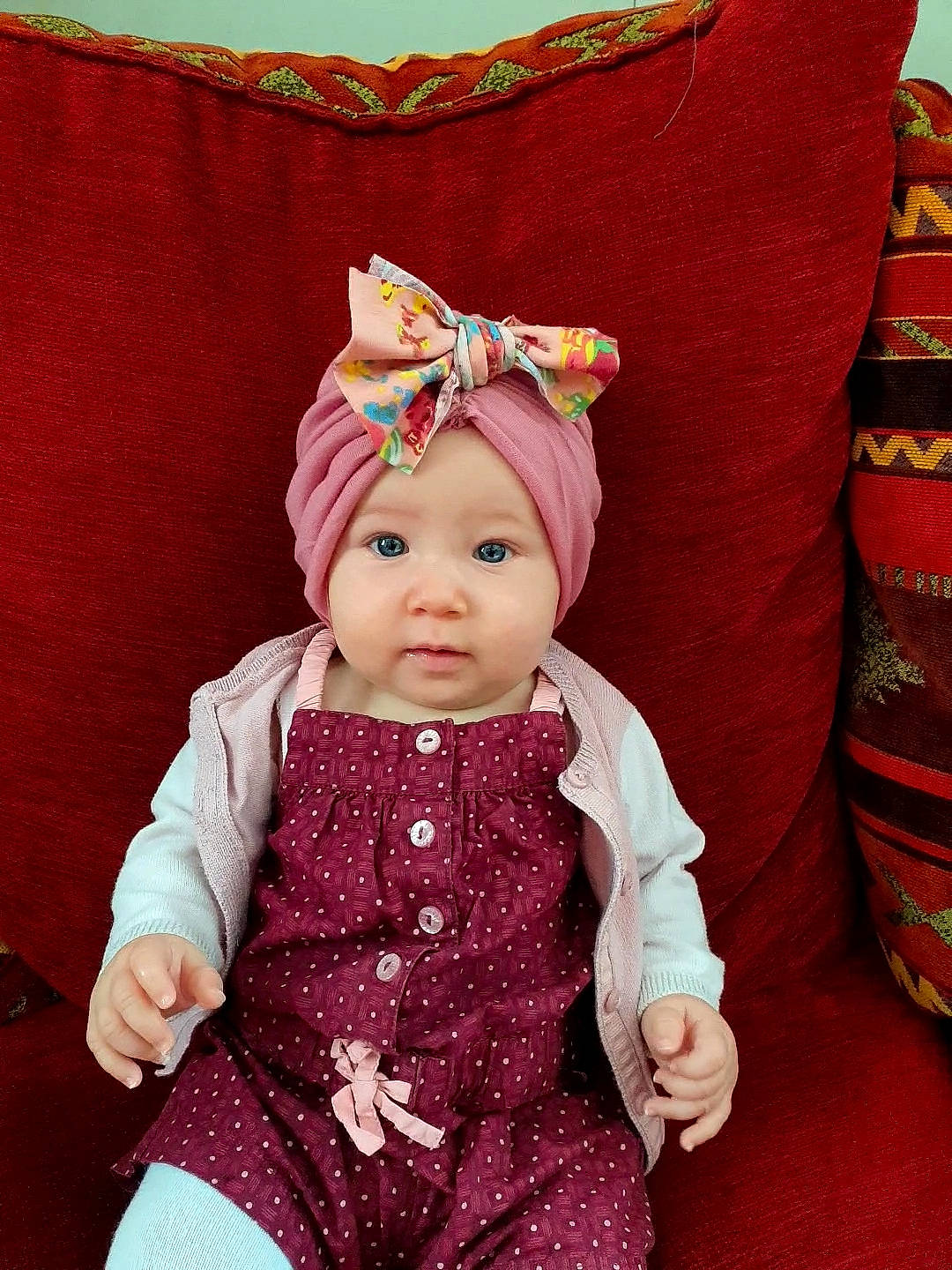 Kelia a rejoint le concours — aidez-le/la à gagner de superbes lots ! baby, baby_toddler_clothing, beanie, cap, child, costume_hat, dress, fashion_accessory, happy, headband, headgear, headwear, knit_cap, magenta, pattern, person, pink, purple, sleeve, toddler