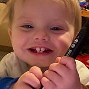 Miliano participe au concours pour gagner de l'argent avec cette photo : child, toddler, smile, teeth, face, hands, marker_pen, drawing, scribbles, paper, closeup, portrait, indoor, sofa, television, furniture, happy, blond_hair, screenshot, cute