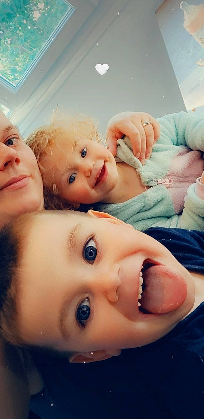 Leyna a rejoint le concours — aidez-le/la à gagner de superbes lots ! cheek, chin, eye, eyebrow, eyelash, facial_expression, forehead, hairstyle, joy, lip, mouth, muscle, neck, nose, organ, person, photograph, product, skin, smile