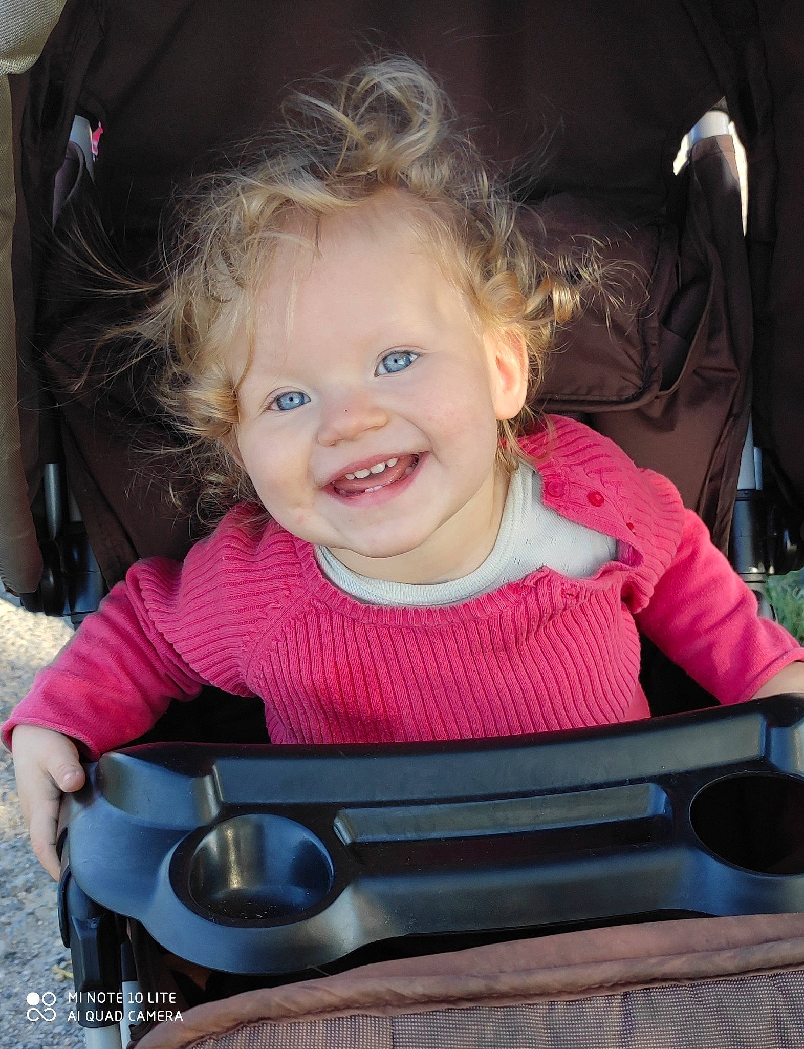 Leyna participe au concours pour gagner de l'argent avec cette photo : baby, baby_carriage, cheek, chin, cool, eye, eyebrow, face, facial_expression, fun, hairstyle, happy, iris, joy, lip, person, photograph, pink, product, skin