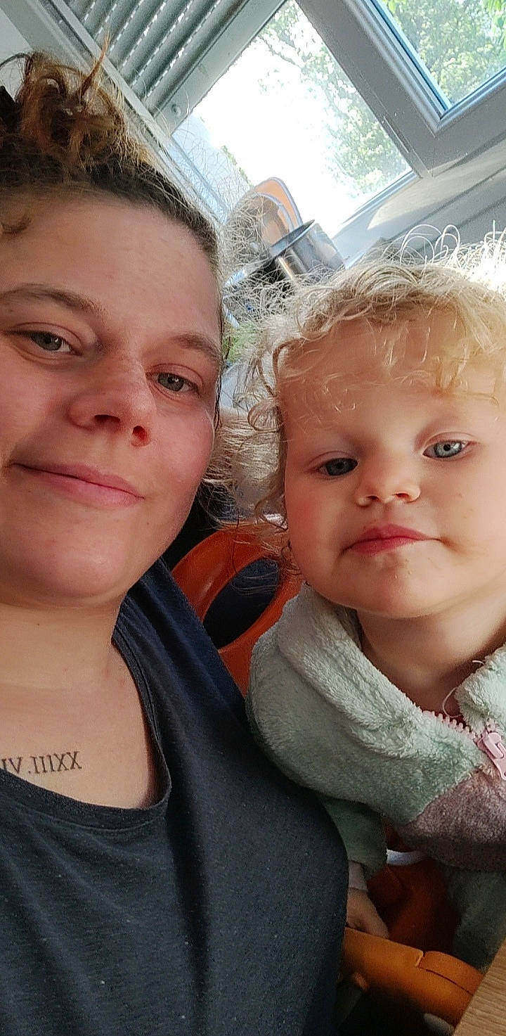 Leyna participe au concours pour gagner de l'argent avec cette photo : cheek, child, chin, eye, eyebrow, face, forehead, fun, hair, hairstyle, happy, head, iris, joy, lip, mammal, nose, organ, person, skin