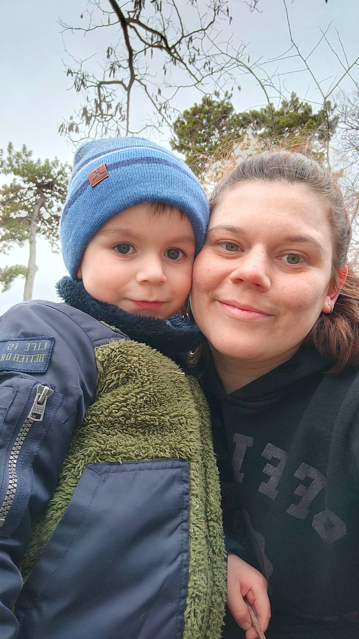 Nathan a rejoint le concours — aidez-le/la à gagner de superbes lots ! cap, child, event, facial_expression, freezing, fun, gesture, grass, happy, headwear, human, interaction, joy, outerwear, people_in_nature, person, skin, sky, smile, toddler