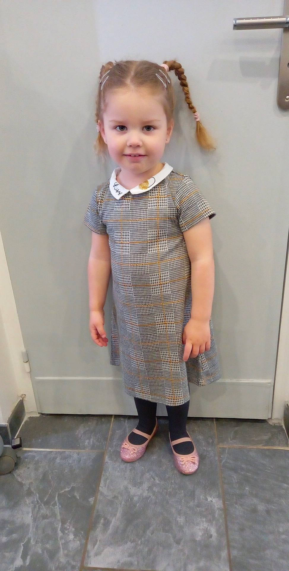 Célia a rejoint le concours — aidez-le/la à gagner de superbes lots ! baby_toddler_clothing, blond, cheek, chin, dress, dress_shirt, happy, iris, lip, neck, pattern, person, photograph, pink, shoe, skin, sleeve, smile, standing, toddler