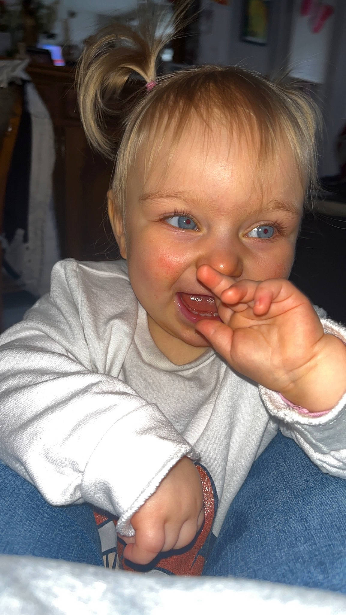 Maëllya participe au concours pour gagner de l'argent avec cette photo : baby, cheek, chin, ear, eyebrow, eyelash, finger, forehead, gesture, hair, hairstyle, iris, jaw, lip, mouth, neck, nose, person, skin, thumb