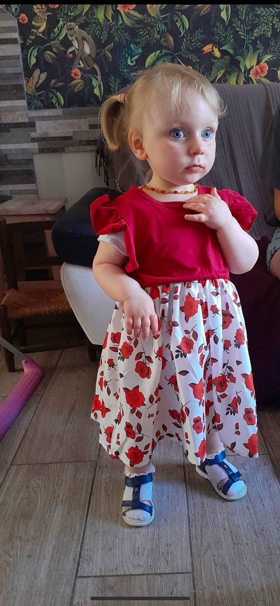 Maëllya a rejoint le concours — aidez-le/la à gagner de superbes lots ! baby, baby_toddler_clothing, child, day_dress, fashion_design, hair, human_leg, joint, magenta, pattern, person, pink, plant, sitting, sleeve, standing, t_shirt, toddler, waist, white