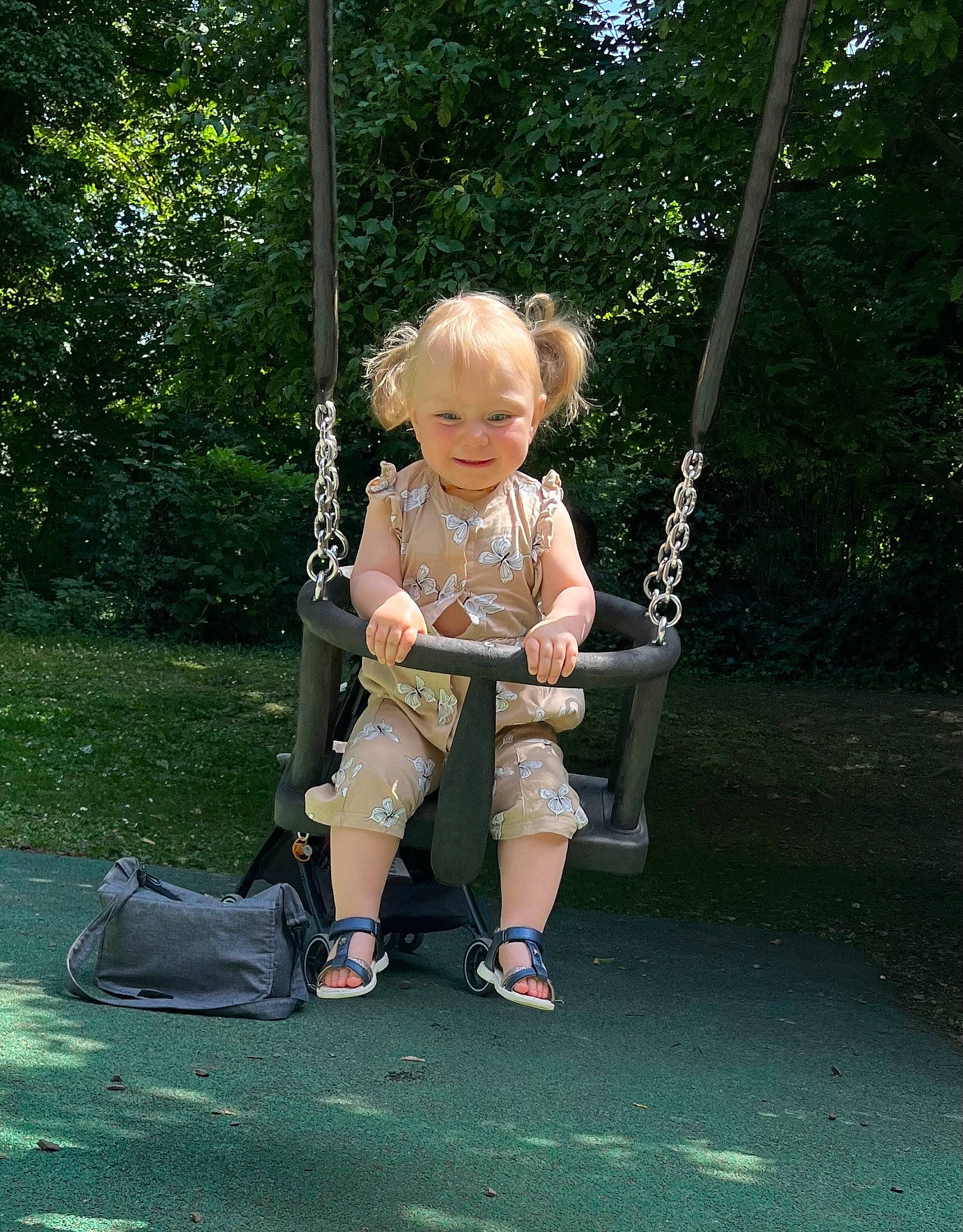 Maëllya participe au concours pour gagner de l'argent avec cette photo : baby, baby_carriage, baby_products, bag, child, fun, grass, happy, joy, leisure, luggage_and_bags, outdoor_play_equipment, people_in_nature, person, plant, playground, recreation, sitting, swing, toddler