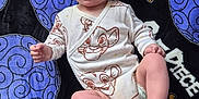 Malone a rejoint le concours — aidez-le/la à gagner de superbes lots ! baby, infant, onesie, smile, face, blanket, pattern, purple, black, cartoon, text, lying_down, cute, child, happy, toddler, clothing, playful, young, indoors