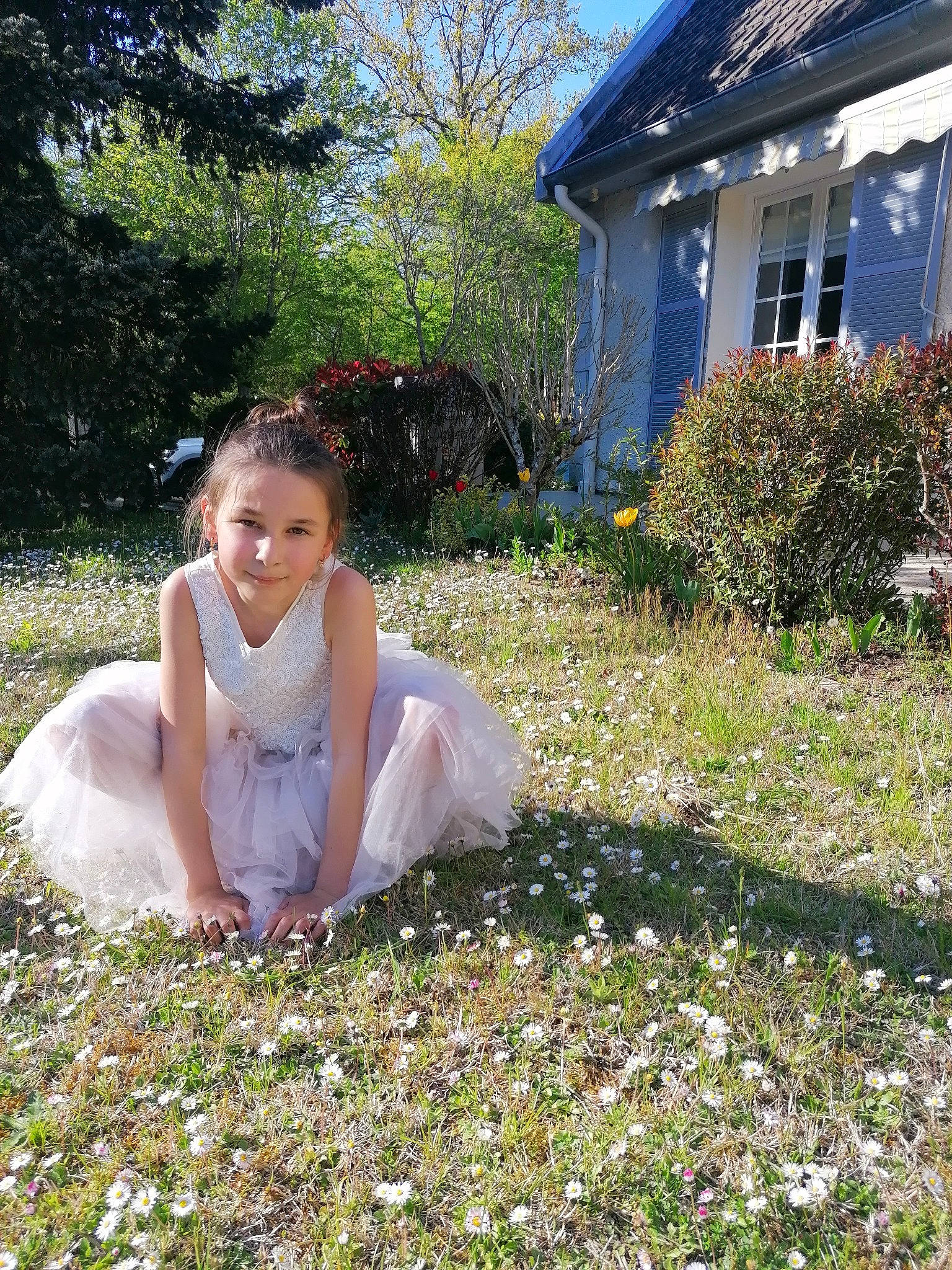 Eve participe au concours pour gagner de l'argent avec cette photo : botany, building, dress, grass, groundcover, happy, house, joy, landscape, lawn, leaf, leisure, meadow, people_in_nature, person, petal, plant, shrub, tree, vegetation