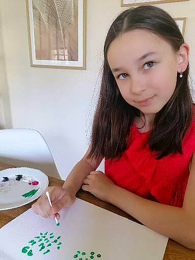 Eve a rejoint le concours — aidez-le/la à gagner de superbes lots ! baking, buttercream, cake, cake_decorating, chair, child, cooking, desk, dessert, handwriting, homework, icing, joy, person, picture_frame, plate, room, sugar_cake, t_shirt, table