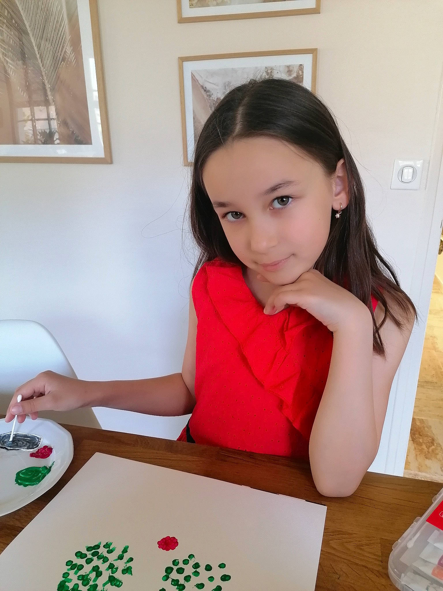 Eve a rejoint le concours — aidez-le/la à gagner de superbes lots ! baking, cake_decorating, chair, child, comfort_food, cooking, desk, dress, icing, office_supplies, person, picture_frame, plate, room, sitting, sugar_cake, sugar_paste, sweetness, table, tableware