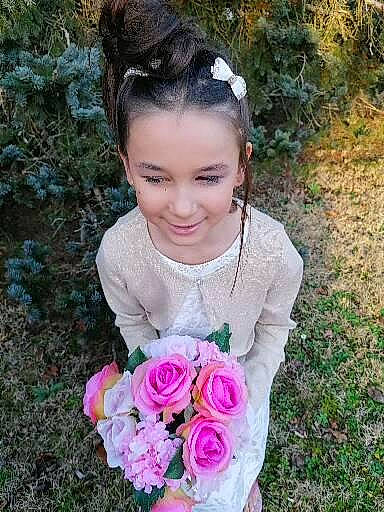 Eve a rejoint le concours — aidez-le/la à gagner de superbes lots ! botany, dress, flower, grass, hair, hand, happy, headgear, hybrid_tea_rose, iris, joy, leaf, necklace, person, petal, pink, plant, rose, skin, smile