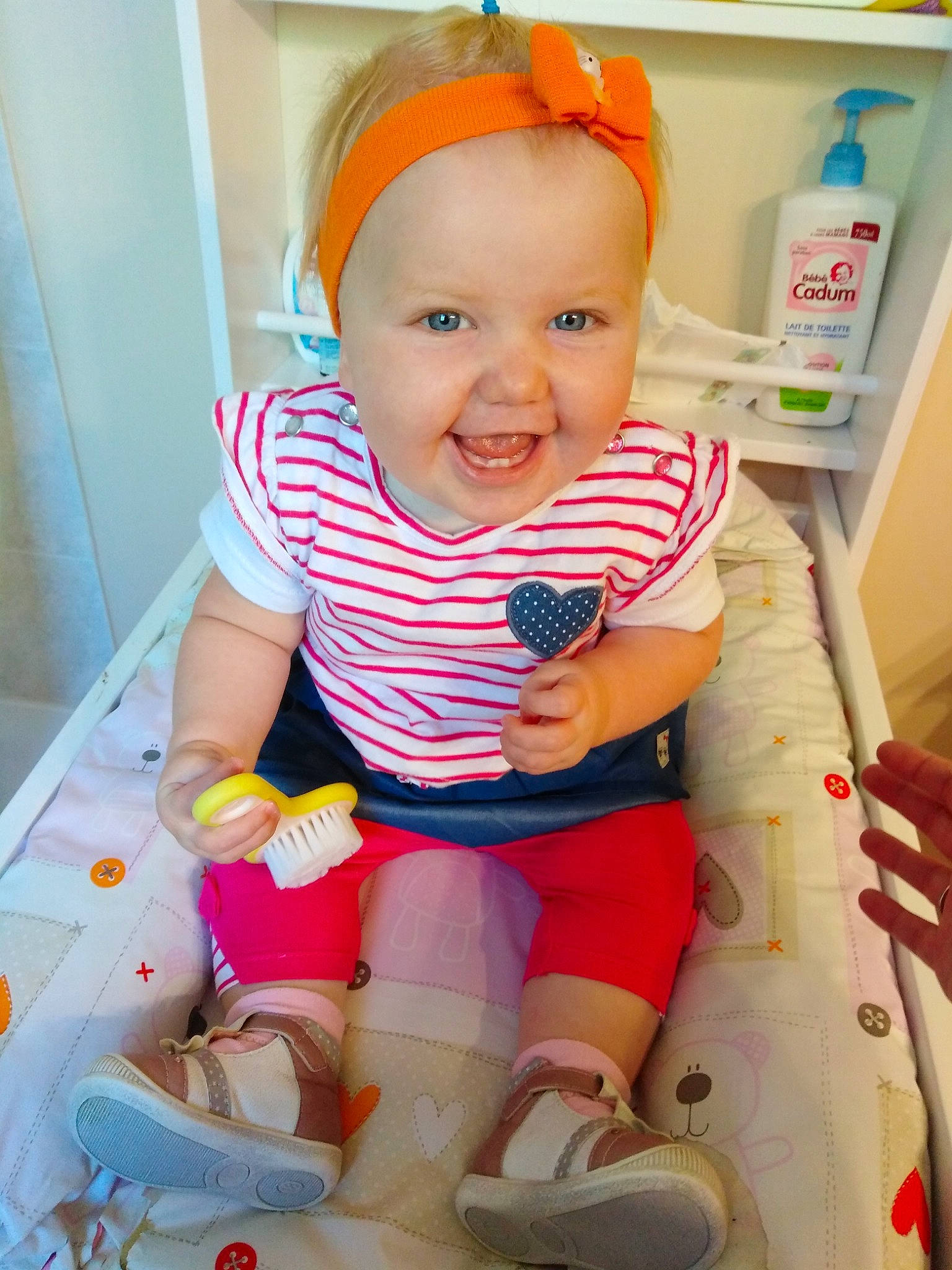 Jade participe au concours pour gagner de l'argent avec cette photo : baby_products, cheek, child, day, girl, happiness, infant, joy, person, pink, play, product, sitting, skin, smile, textile, toddler, toy