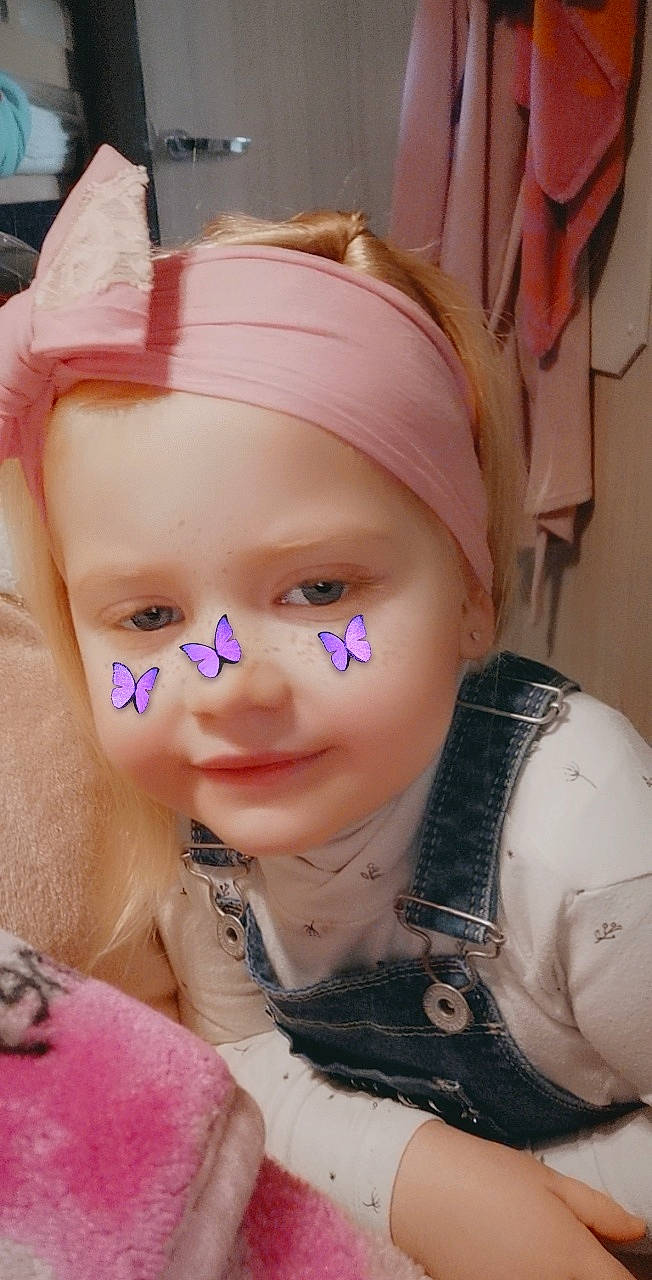 Jade a rejoint le concours — aidez-le/la à gagner de superbes lots ! cheek, chin, ear, eye, eyebrow, eyelash, eyewear, fun, happy, headgear, headpiece, iris, jewellery, lip, long_hair, mouth, person, pink, skin, smile